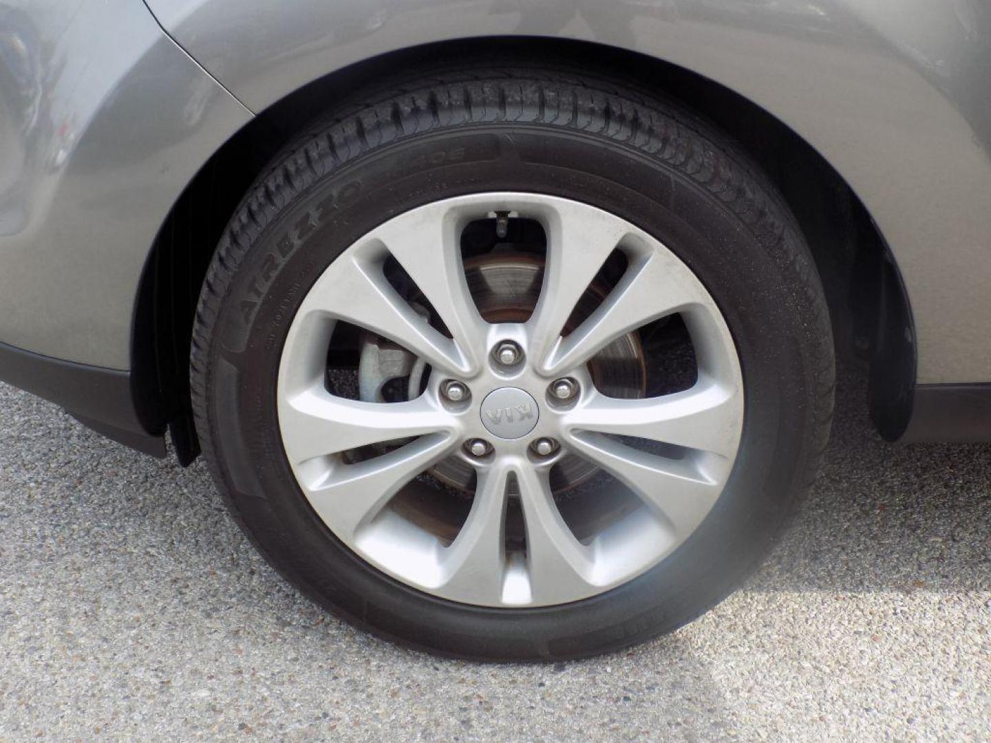 2016 GRAY KIA SOUL + (KNDJP3A56G7) with an 2.0L engine, Automatic transmission, located at 830 E. Canino Rd., Houston, TX, 77037, (281) 405-0440, 38.358219, -81.729942 - Photo#26