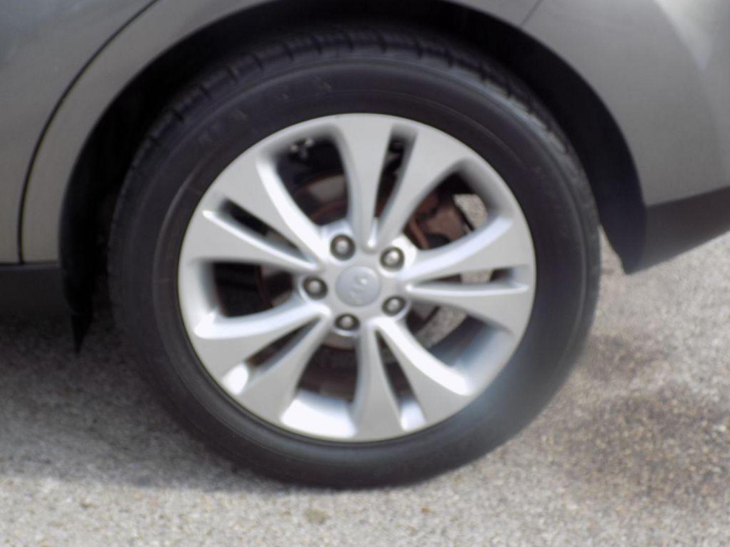 2016 GRAY KIA SOUL + (KNDJP3A56G7) with an 2.0L engine, Automatic transmission, located at 830 E. Canino Rd., Houston, TX, 77037, (281) 405-0440, 38.358219, -81.729942 - Photo#27