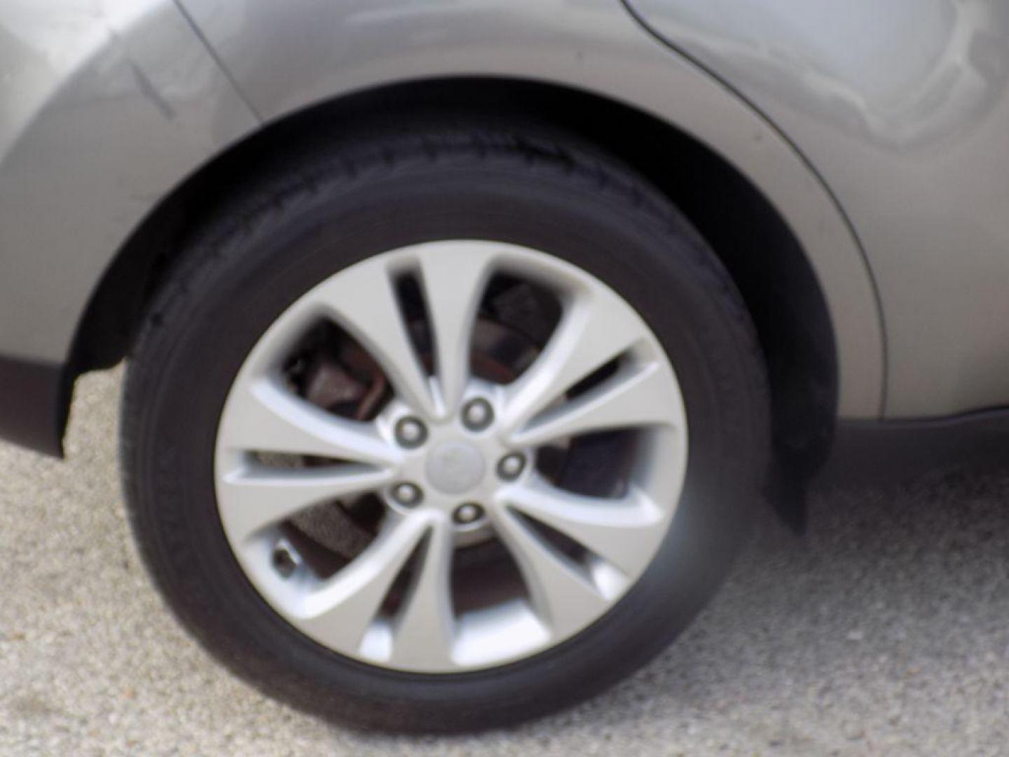 2016 GRAY KIA SOUL + (KNDJP3A56G7) with an 2.0L engine, Automatic transmission, located at 830 E. Canino Rd., Houston, TX, 77037, (281) 405-0440, 38.358219, -81.729942 - Photo#28