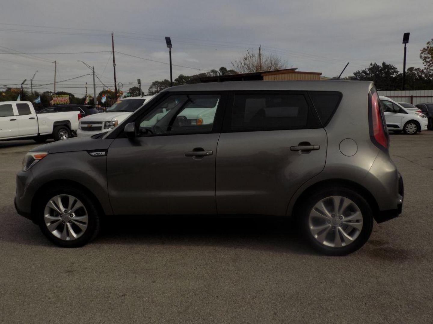 2016 GRAY KIA SOUL + (KNDJP3A56G7) with an 2.0L engine, Automatic transmission, located at 830 E. Canino Rd., Houston, TX, 77037, (281) 405-0440, 38.358219, -81.729942 - Photo#6