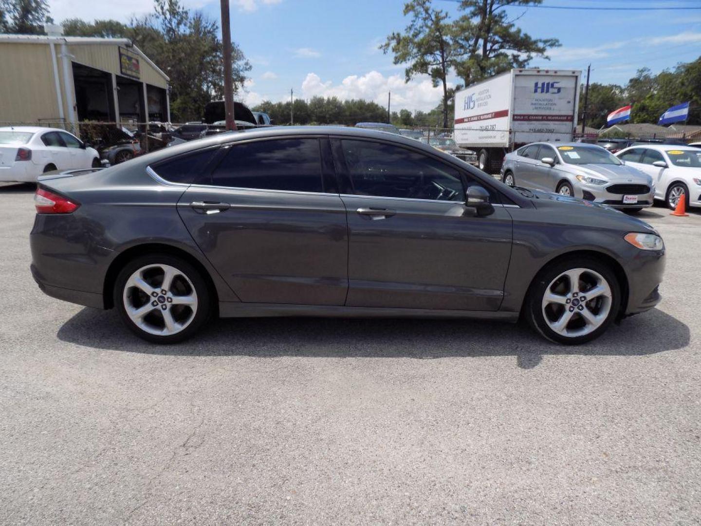 2016 GRAY FORD FUSION SE (3FA6P0H96GR) with an 2.0L engine, Automatic transmission, located at 830 E. Canino Rd., Houston, TX, 77037, (281) 405-0440, 38.358219, -81.729942 - Photo#1