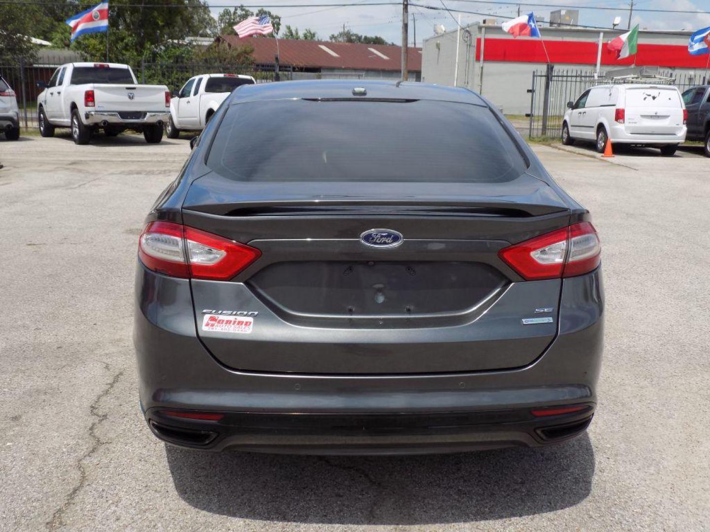 2016 GRAY FORD FUSION SE (3FA6P0H96GR) with an 2.0L engine, Automatic transmission, located at 830 E. Canino Rd., Houston, TX, 77037, (281) 405-0440, 38.358219, -81.729942 - Photo#2