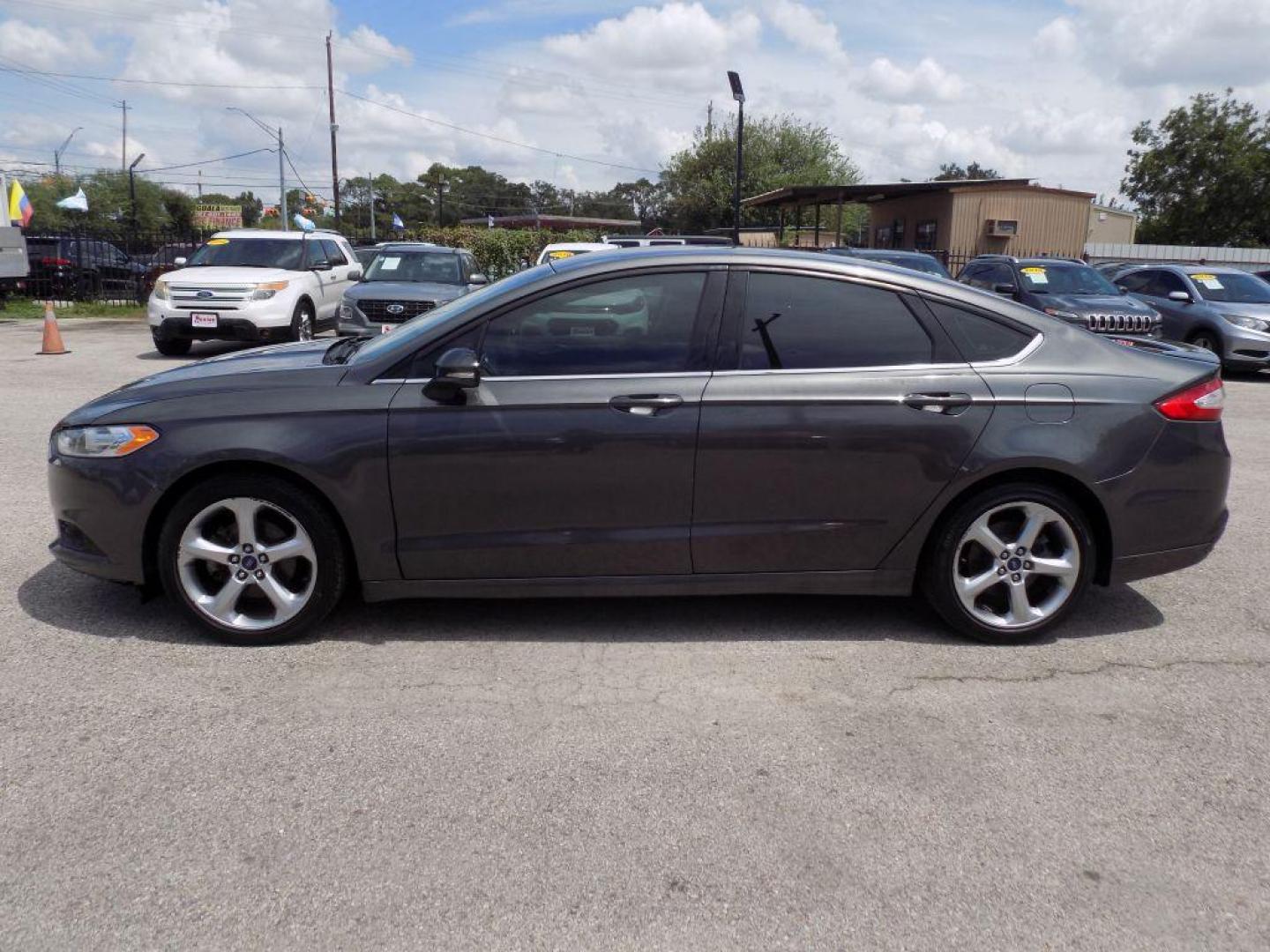 2016 GRAY FORD FUSION SE (3FA6P0H96GR) with an 2.0L engine, Automatic transmission, located at 830 E. Canino Rd., Houston, TX, 77037, (281) 405-0440, 38.358219, -81.729942 - Photo#3