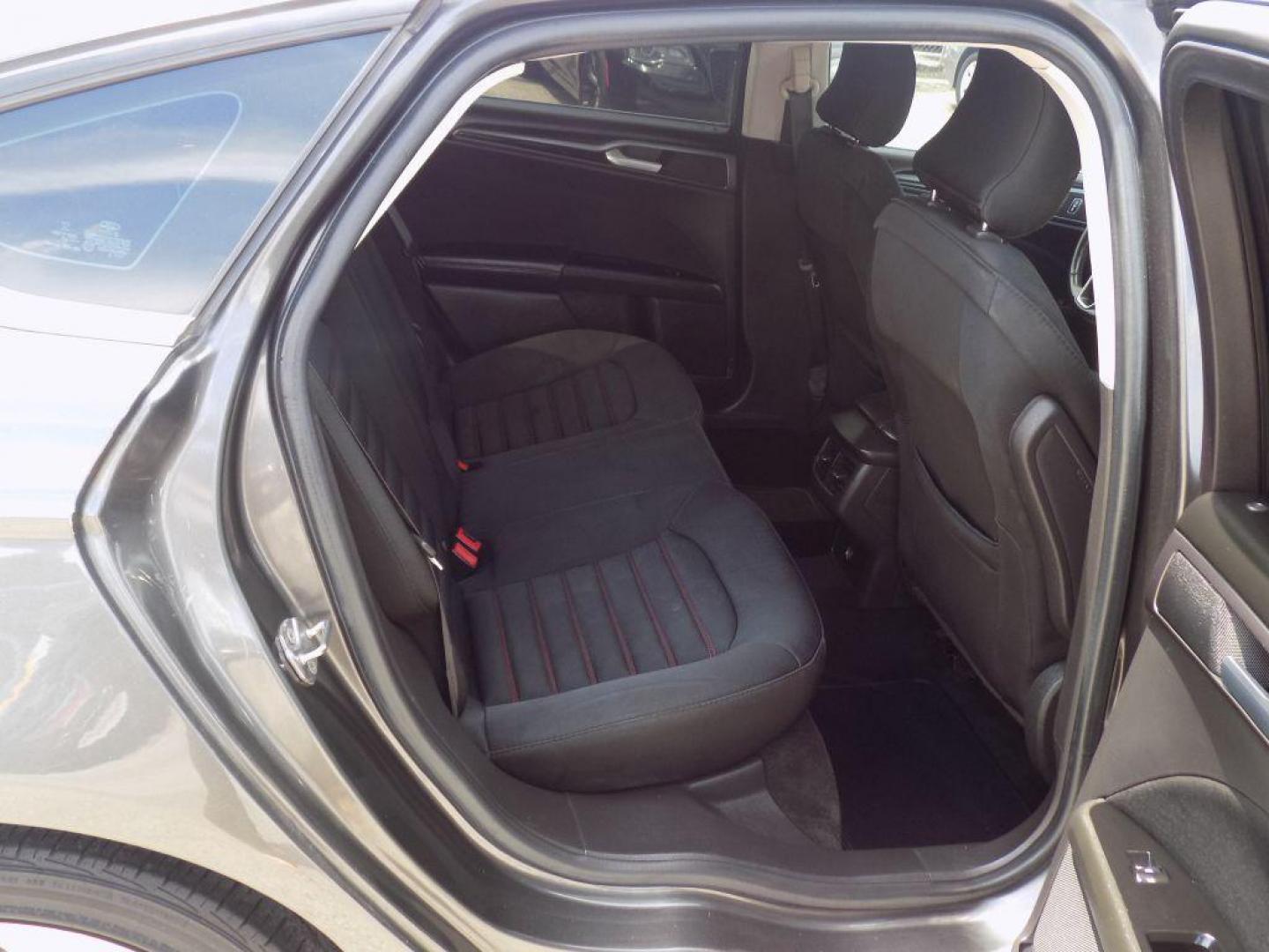 2016 GRAY FORD FUSION SE (3FA6P0H96GR) with an 2.0L engine, Automatic transmission, located at 830 E. Canino Rd., Houston, TX, 77037, (281) 405-0440, 38.358219, -81.729942 - Photo#11
