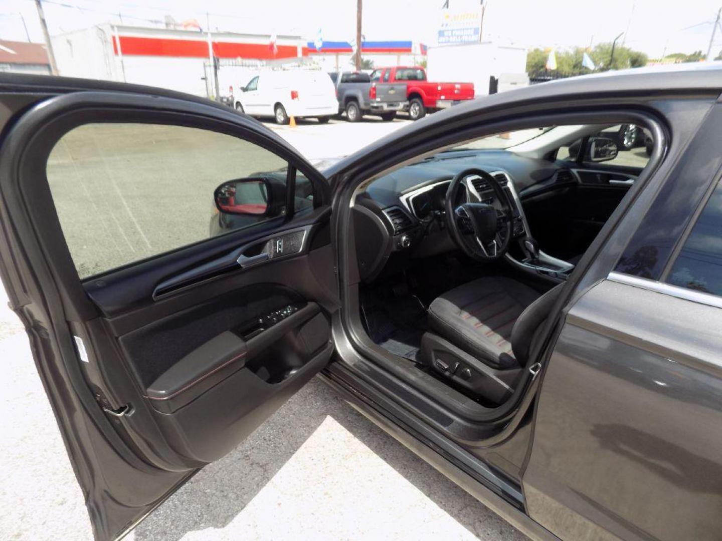 2016 GRAY FORD FUSION SE (3FA6P0H96GR) with an 2.0L engine, Automatic transmission, located at 830 E. Canino Rd., Houston, TX, 77037, (281) 405-0440, 38.358219, -81.729942 - Photo#15