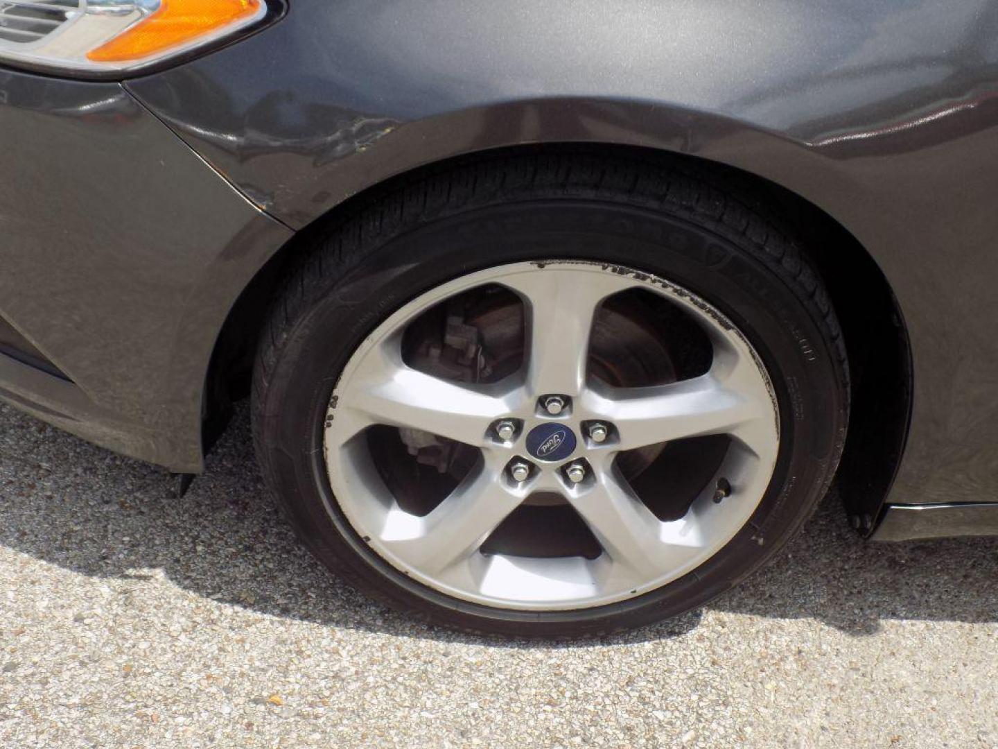 2016 GRAY FORD FUSION SE (3FA6P0H96GR) with an 2.0L engine, Automatic transmission, located at 830 E. Canino Rd., Houston, TX, 77037, (281) 405-0440, 38.358219, -81.729942 - Photo#18
