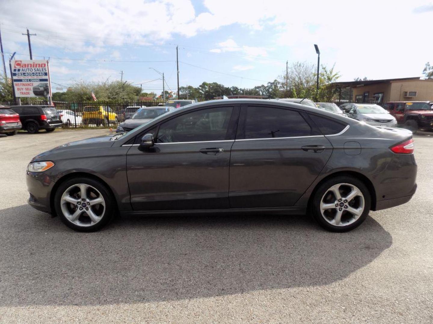 2016 GRAY FORD FUSION SE (3FA6P0H96GR) with an 2.0L engine, Automatic transmission, located at 830 E. Canino Rd., Houston, TX, 77037, (281) 405-0440, 38.358219, -81.729942 - Photo#2