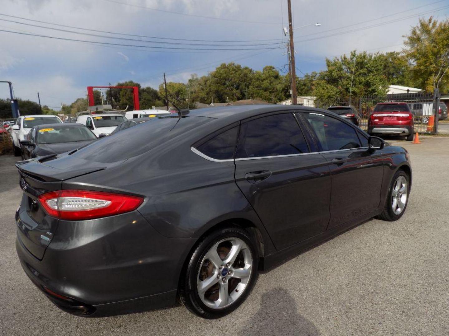 2016 GRAY FORD FUSION SE (3FA6P0H96GR) with an 2.0L engine, Automatic transmission, located at 830 E. Canino Rd., Houston, TX, 77037, (281) 405-0440, 38.358219, -81.729942 - Photo#5