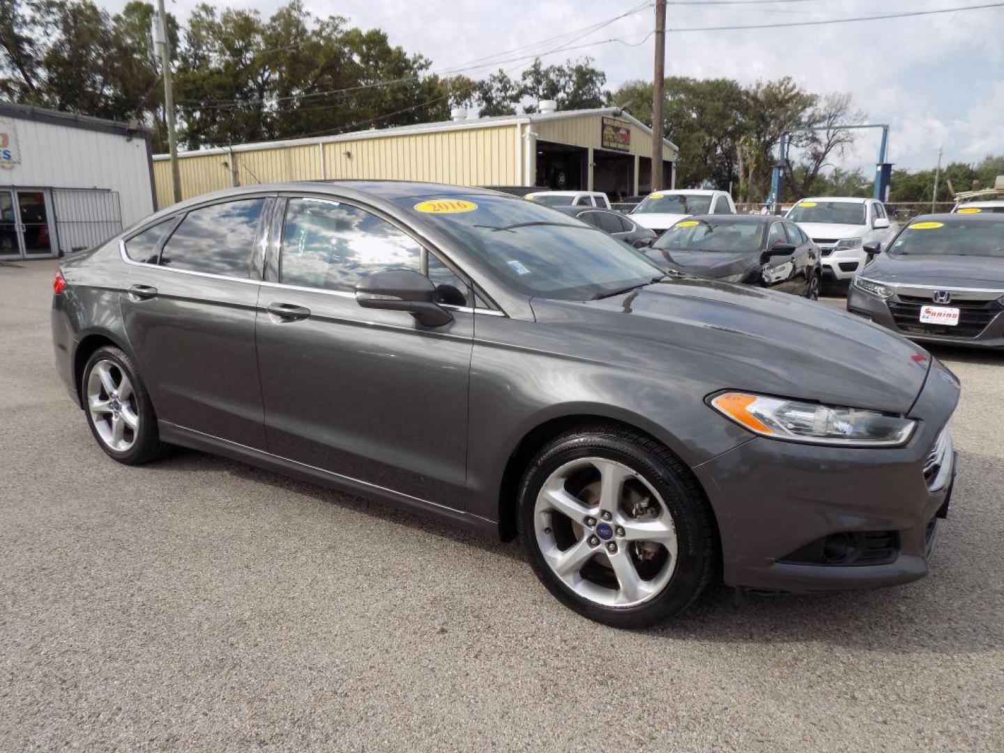 2016 GRAY FORD FUSION SE (3FA6P0H96GR) with an 2.0L engine, Automatic transmission, located at 830 E. Canino Rd., Houston, TX, 77037, (281) 405-0440, 38.358219, -81.729942 - Photo#7