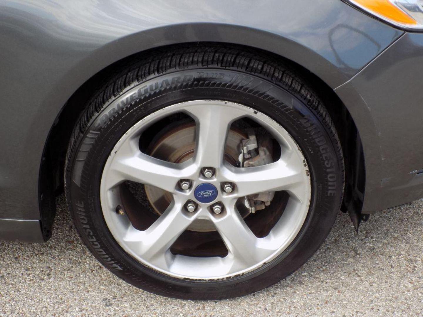 2016 GRAY FORD FUSION SE (3FA6P0H96GR) with an 2.0L engine, Automatic transmission, located at 830 E. Canino Rd., Houston, TX, 77037, (281) 405-0440, 38.358219, -81.729942 - Photo#23