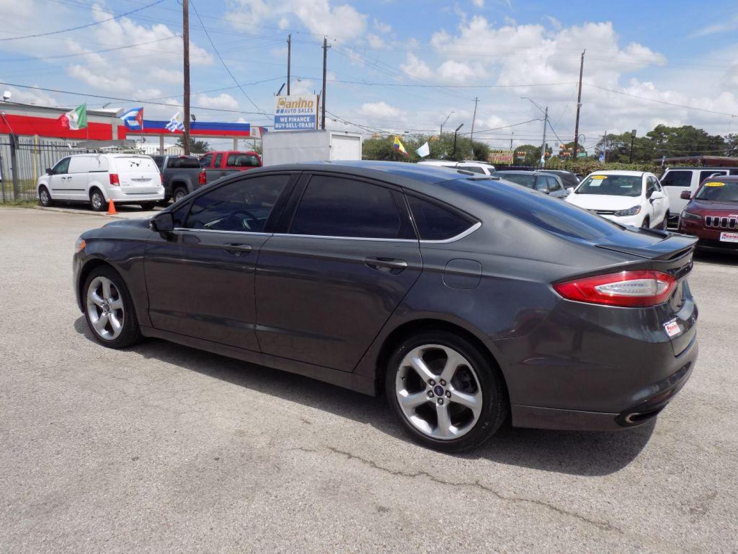 2016 GRAY FORD FUSION SE (3FA6P0H96GR) with an 2.0L engine, Automatic transmission, located at 830 E. Canino Rd., Houston, TX, 77037, (281) 405-0440, 38.358219, -81.729942 - Photo#4