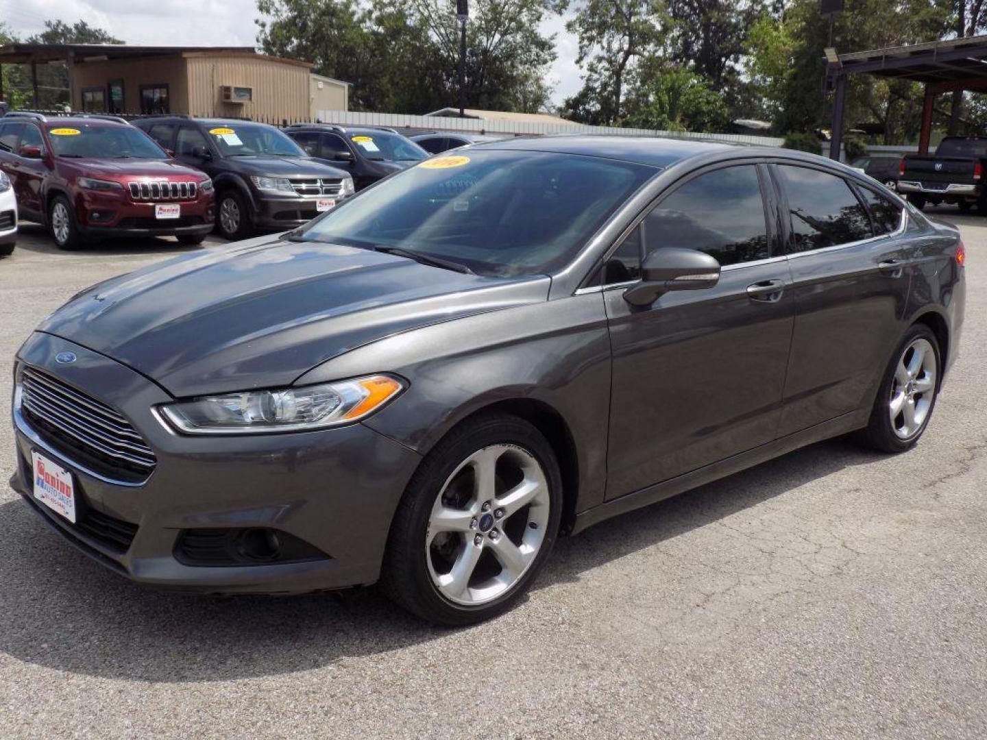 2016 GRAY FORD FUSION SE (3FA6P0H96GR) with an 2.0L engine, Automatic transmission, located at 830 E. Canino Rd., Houston, TX, 77037, (281) 405-0440, 38.358219, -81.729942 - Photo#5