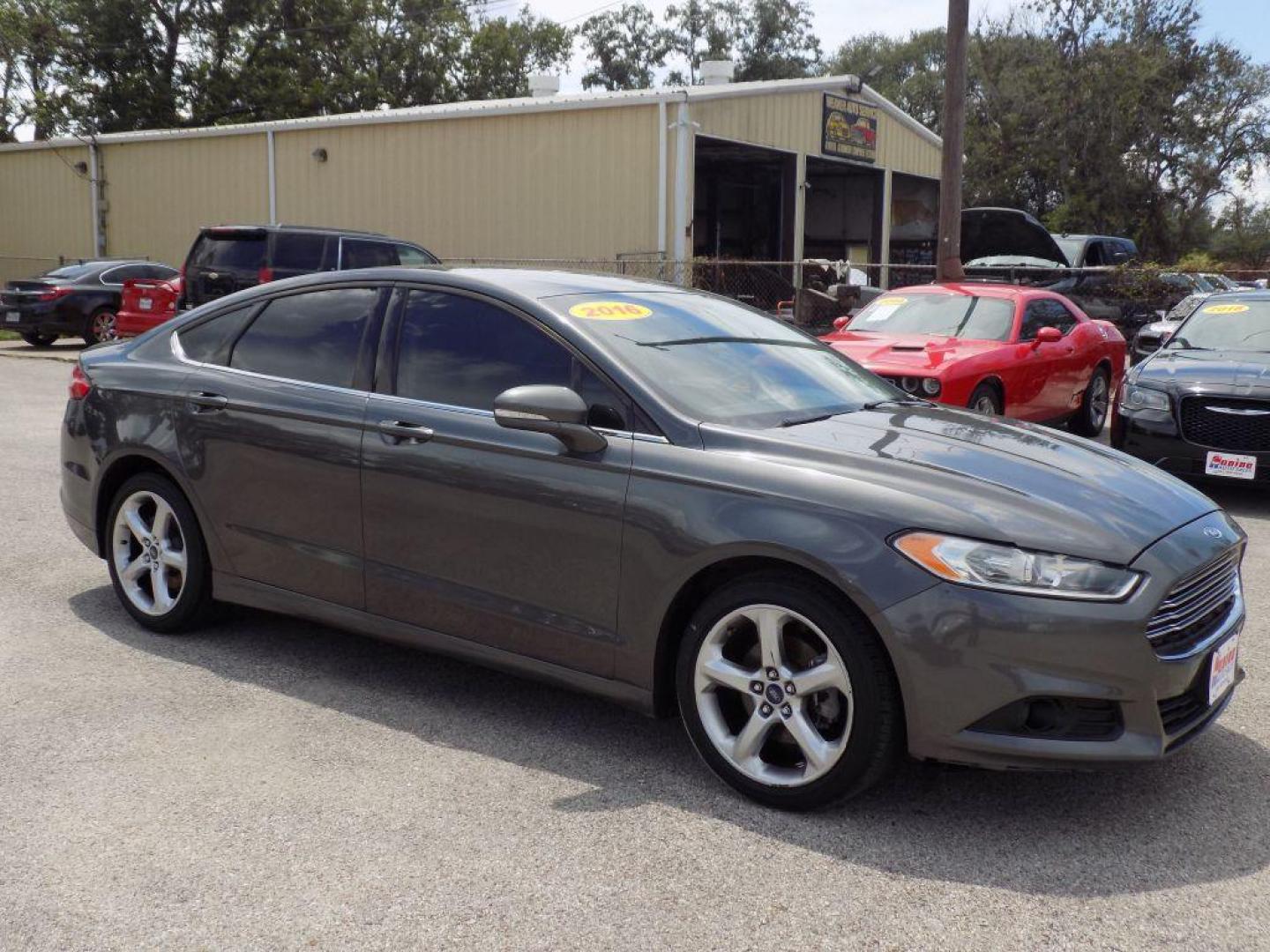 2016 GRAY FORD FUSION SE (3FA6P0H96GR) with an 2.0L engine, Automatic transmission, located at 830 E. Canino Rd., Houston, TX, 77037, (281) 405-0440, 38.358219, -81.729942 - Photo#6