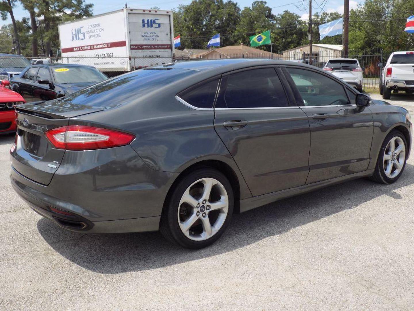 2016 GRAY FORD FUSION SE (3FA6P0H96GR) with an 2.0L engine, Automatic transmission, located at 830 E. Canino Rd., Houston, TX, 77037, (281) 405-0440, 38.358219, -81.729942 - Photo#7