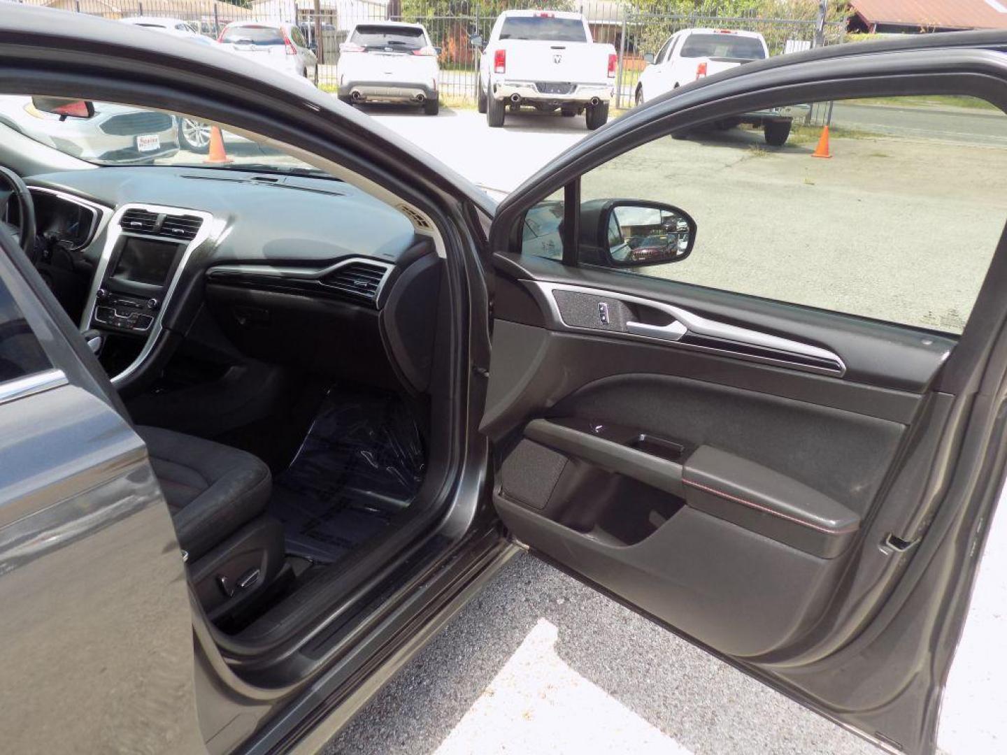 2016 GRAY FORD FUSION SE (3FA6P0H96GR) with an 2.0L engine, Automatic transmission, located at 830 E. Canino Rd., Houston, TX, 77037, (281) 405-0440, 38.358219, -81.729942 - Photo#8
