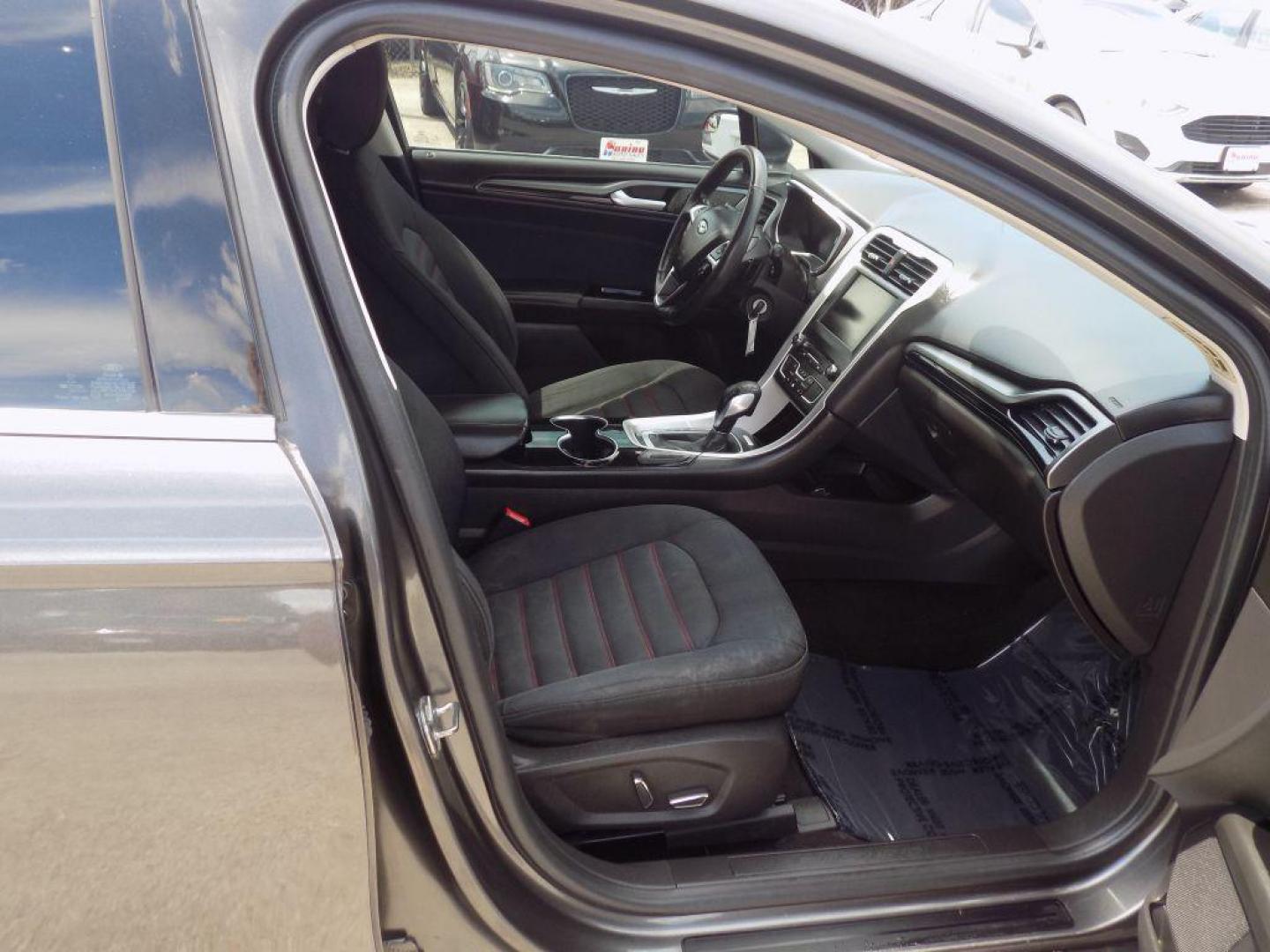 2016 GRAY FORD FUSION SE (3FA6P0H96GR) with an 2.0L engine, Automatic transmission, located at 830 E. Canino Rd., Houston, TX, 77037, (281) 405-0440, 38.358219, -81.729942 - Photo#9