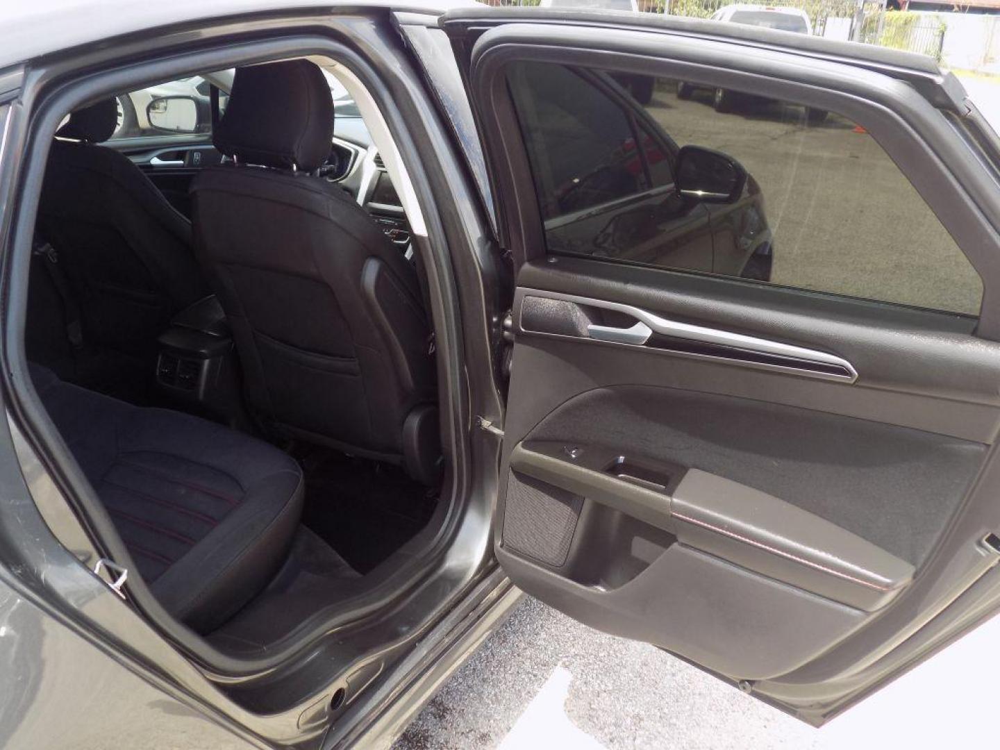 2016 GRAY FORD FUSION SE (3FA6P0H96GR) with an 2.0L engine, Automatic transmission, located at 830 E. Canino Rd., Houston, TX, 77037, (281) 405-0440, 38.358219, -81.729942 - Photo#10