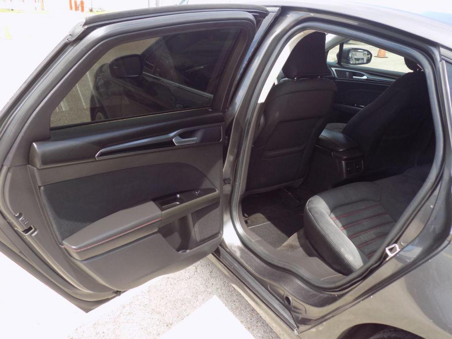 2016 GRAY FORD FUSION SE (3FA6P0H96GR) with an 2.0L engine, Automatic transmission, located at 830 E. Canino Rd., Houston, TX, 77037, (281) 405-0440, 38.358219, -81.729942 - Photo#12
