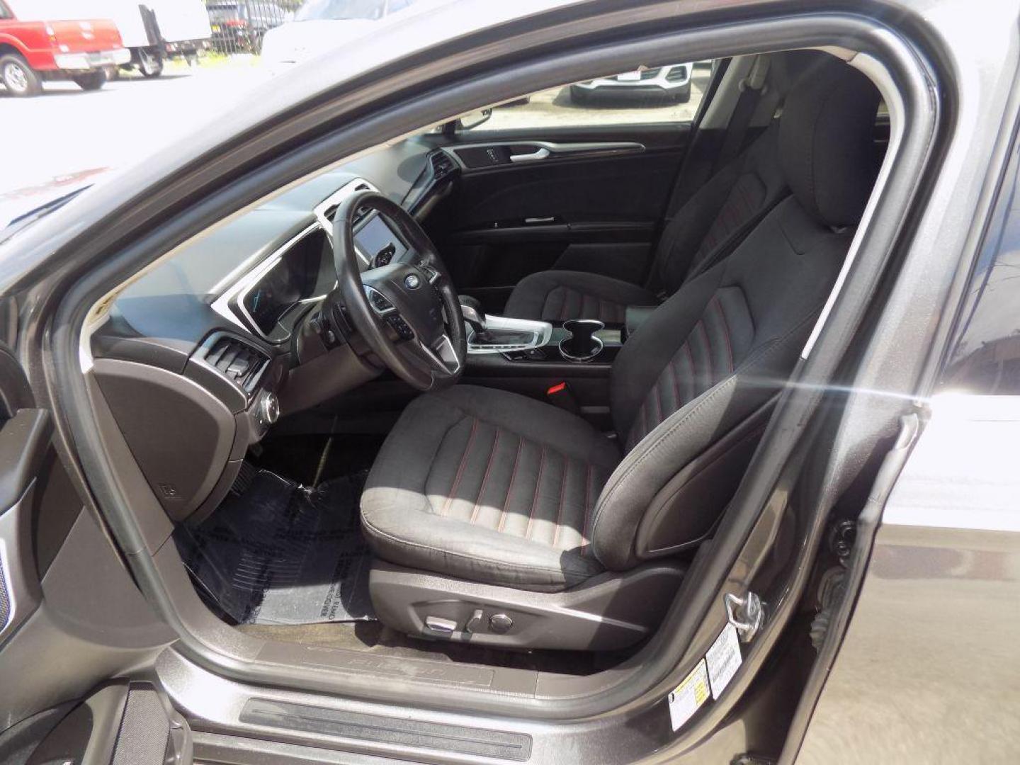 2016 GRAY FORD FUSION SE (3FA6P0H96GR) with an 2.0L engine, Automatic transmission, located at 830 E. Canino Rd., Houston, TX, 77037, (281) 405-0440, 38.358219, -81.729942 - Photo#16