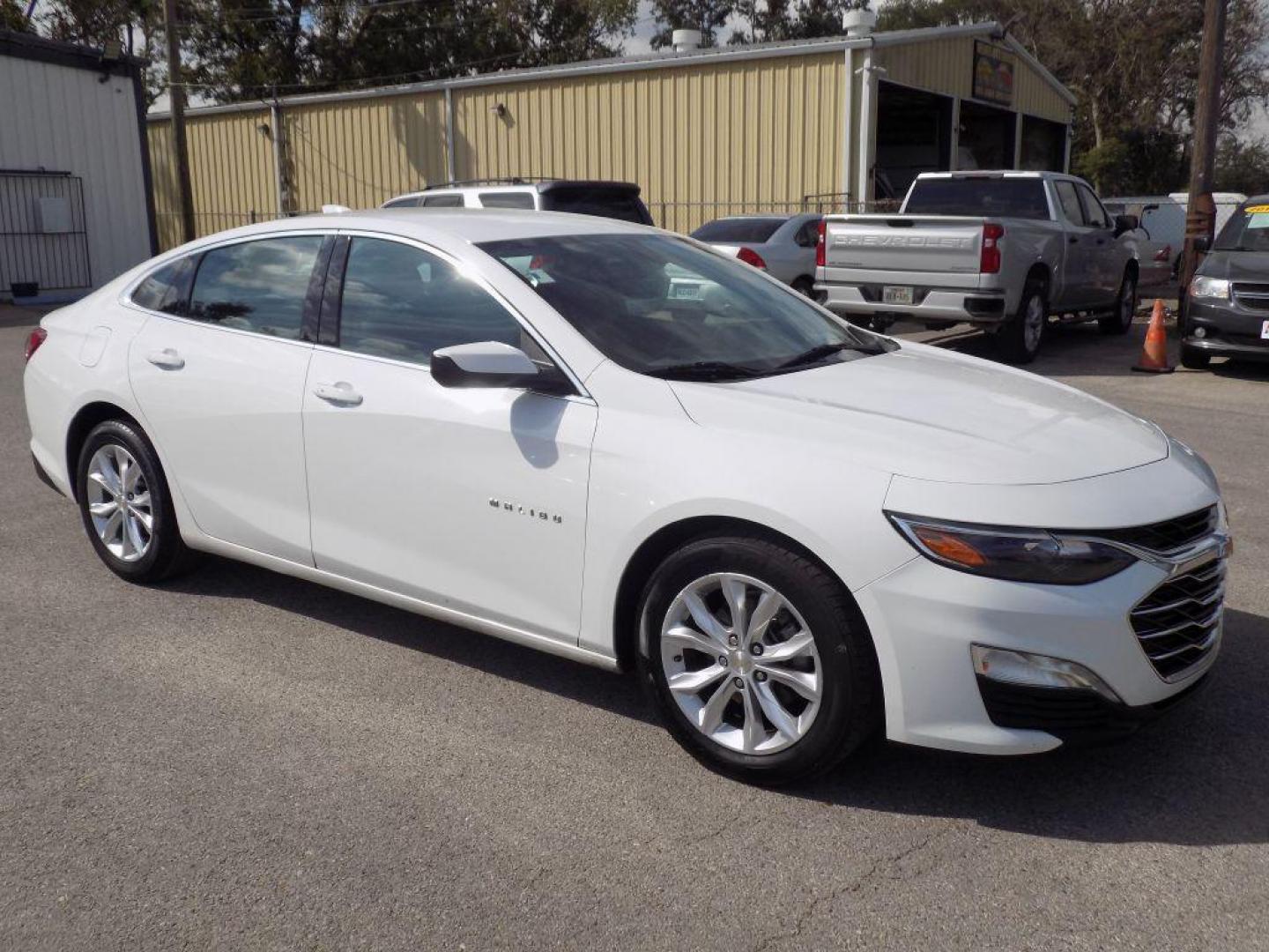 2020 WHITE CHEVROLET MALIBU LT (1G1ZD5ST9LF) with an 1.5L engine, Continuously Variable transmission, located at 830 E. Canino Rd., Houston, TX, 77037, (281) 405-0440, 38.358219, -81.729942 - Photo#2