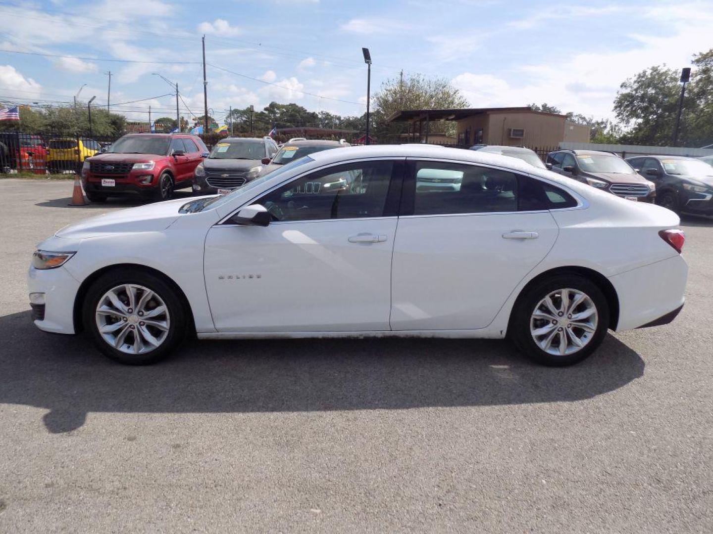 2020 WHITE CHEVROLET MALIBU LT (1G1ZD5ST9LF) with an 1.5L engine, Continuously Variable transmission, located at 830 E. Canino Rd., Houston, TX, 77037, (281) 405-0440, 38.358219, -81.729942 - Photo#7