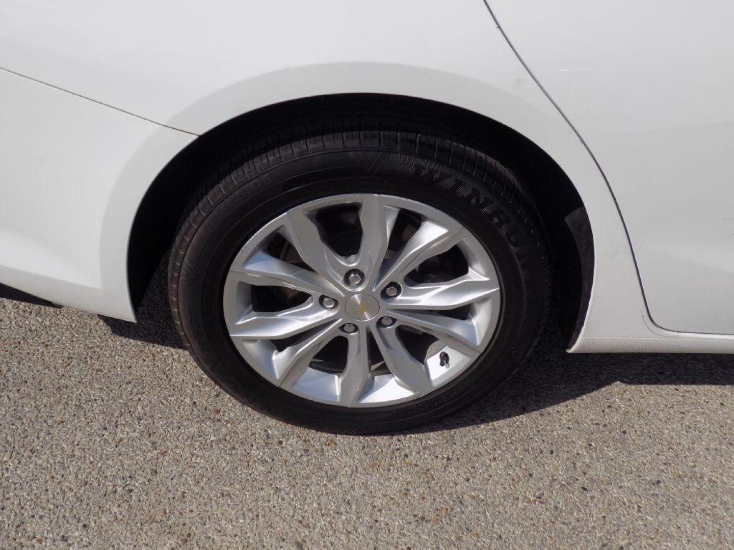 2020 WHITE CHEVROLET MALIBU LT (1G1ZD5ST9LF) with an 1.5L engine, Continuously Variable transmission, located at 830 E. Canino Rd., Houston, TX, 77037, (281) 405-0440, 38.358219, -81.729942 - Photo#17
