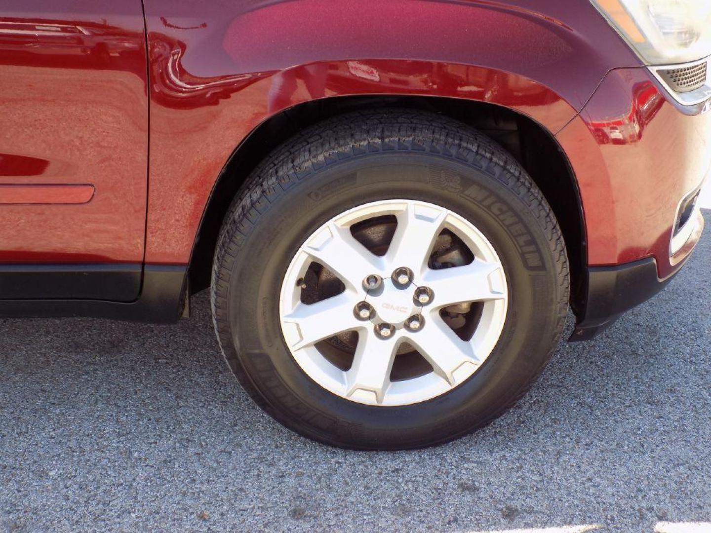 2016 RED GMC ACADIA SLE (1GKKRNED1GJ) with an 3.6L engine, Automatic transmission, located at 830 E. Canino Rd., Houston, TX, 77037, (281) 405-0440, 38.358219, -81.729942 - Photo#2