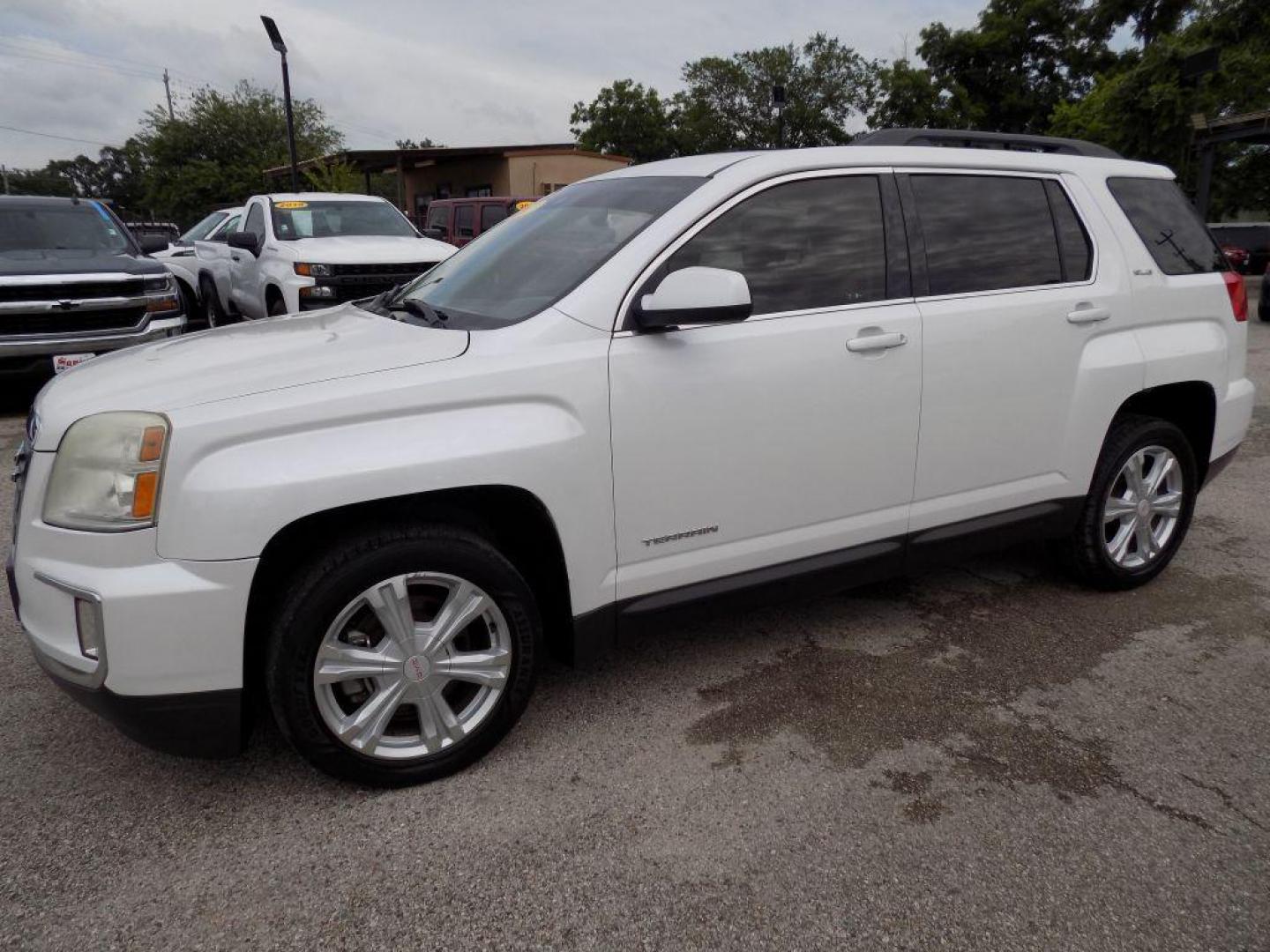 2017 WHITE GMC TERRAIN SLE (2GKALNEK9H6) with an 2.4L engine, Automatic transmission, located at 830 E. Canino Rd., Houston, TX, 77037, (281) 405-0440, 38.358219, -81.729942 - Photo#1