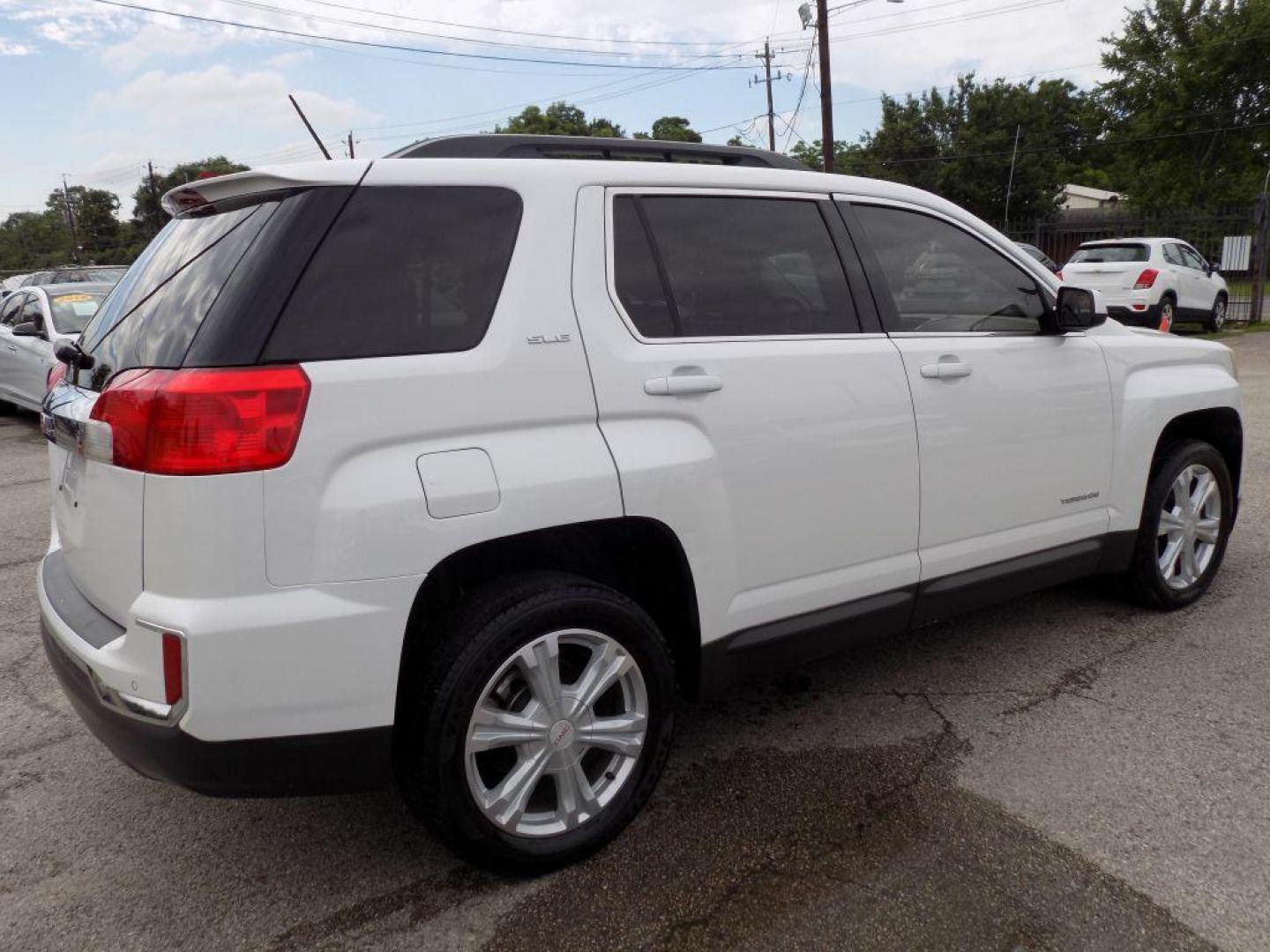 2017 WHITE GMC TERRAIN SLE (2GKALNEK9H6) with an 2.4L engine, Automatic transmission, located at 830 E. Canino Rd., Houston, TX, 77037, (281) 405-0440, 38.358219, -81.729942 - Photo#5