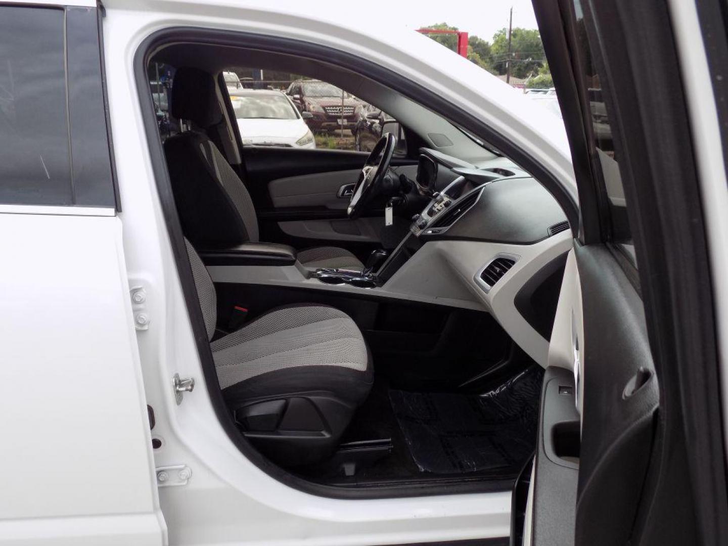 2017 WHITE GMC TERRAIN SLE (2GKALNEK9H6) with an 2.4L engine, Automatic transmission, located at 830 E. Canino Rd., Houston, TX, 77037, (281) 405-0440, 38.358219, -81.729942 - Photo#8