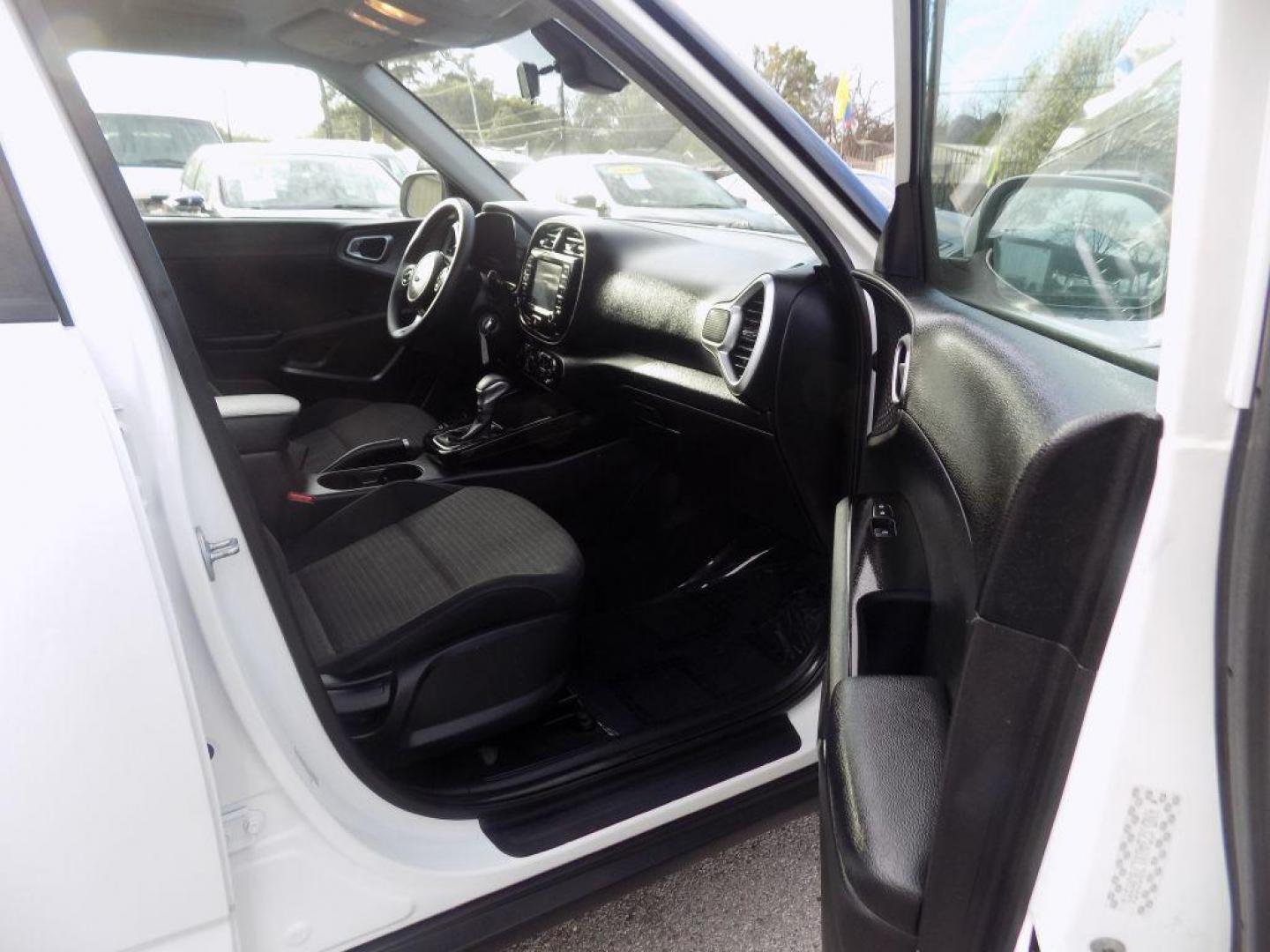 2020 WHITE KIA SOUL LX (KNDJ23AUXL7) with an 2.0L engine, Automatic transmission, located at 830 E. Canino Rd., Houston, TX, 77037, (281) 405-0440, 38.358219, -81.729942 - Photo#12