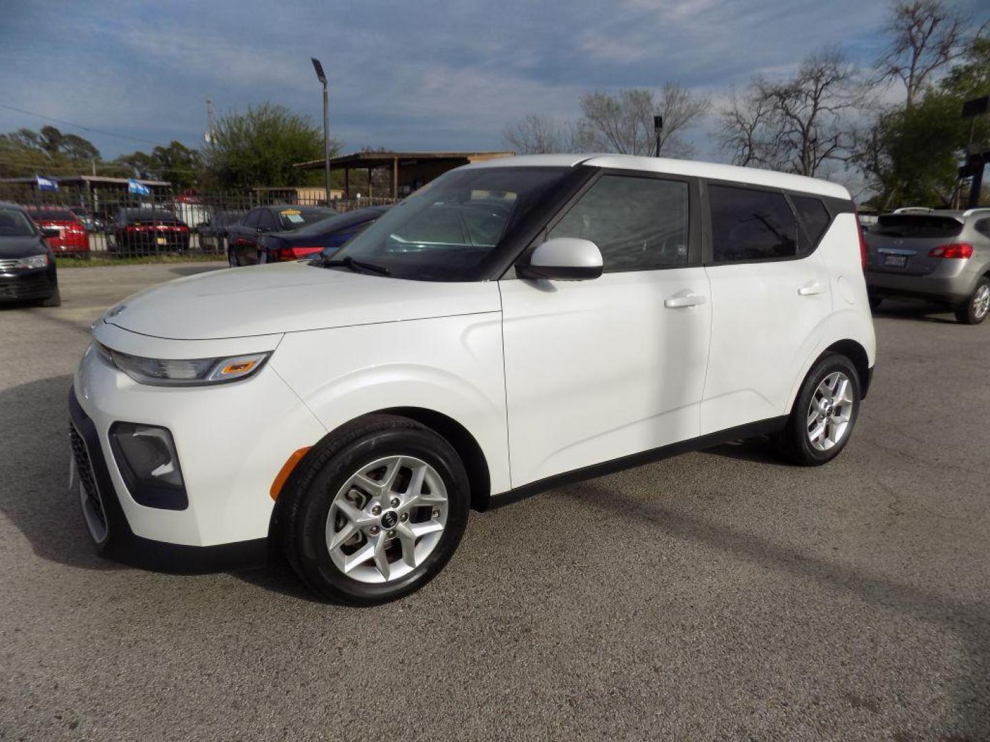 2020 WHITE KIA SOUL LX (KNDJ23AUXL7) with an 2.0L engine, Automatic transmission, located at 830 E. Canino Rd., Houston, TX, 77037, (281) 405-0440, 38.358219, -81.729942 - Photo#1
