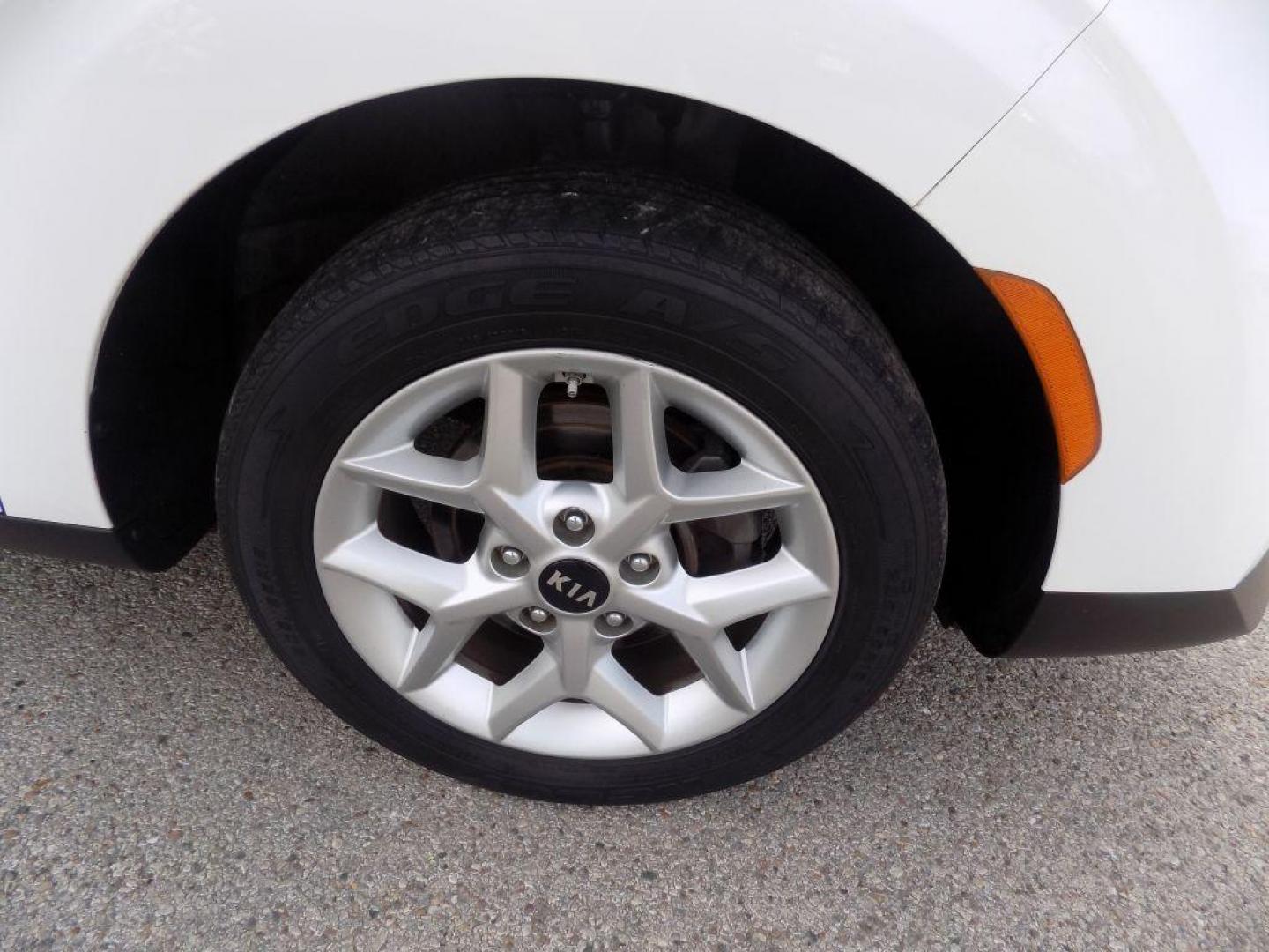 2020 WHITE KIA SOUL LX (KNDJ23AUXL7) with an 2.0L engine, Automatic transmission, located at 830 E. Canino Rd., Houston, TX, 77037, (281) 405-0440, 38.358219, -81.729942 - Photo#19