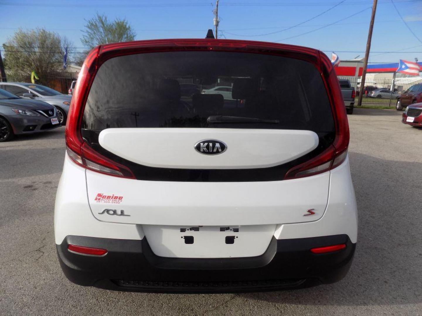 2020 WHITE KIA SOUL LX (KNDJ23AUXL7) with an 2.0L engine, Automatic transmission, located at 830 E. Canino Rd., Houston, TX, 77037, (281) 405-0440, 38.358219, -81.729942 - Photo#3
