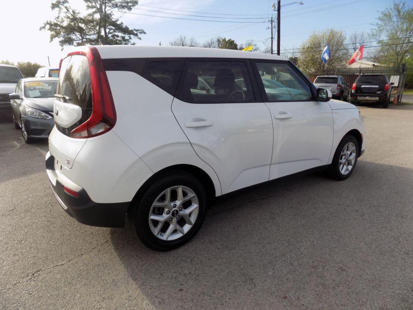 2020 WHITE KIA SOUL LX (KNDJ23AUXL7) with an 2.0L engine, Automatic transmission, located at 830 E. Canino Rd., Houston, TX, 77037, (281) 405-0440, 38.358219, -81.729942 - Photo#4