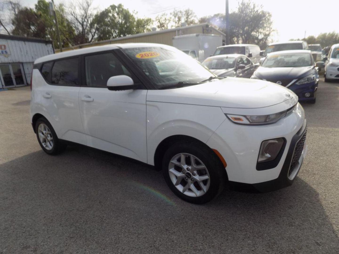 2020 WHITE KIA SOUL LX (KNDJ23AUXL7) with an 2.0L engine, Automatic transmission, located at 830 E. Canino Rd., Houston, TX, 77037, (281) 405-0440, 38.358219, -81.729942 - Photo#5