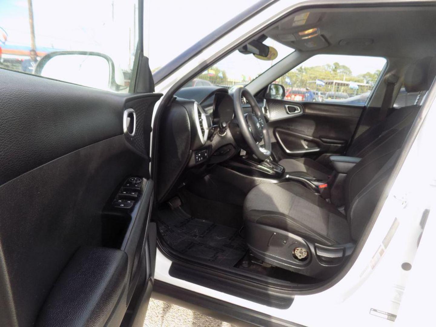 2020 WHITE KIA SOUL LX (KNDJ23AUXL7) with an 2.0L engine, Automatic transmission, located at 830 E. Canino Rd., Houston, TX, 77037, (281) 405-0440, 38.358219, -81.729942 - Photo#6