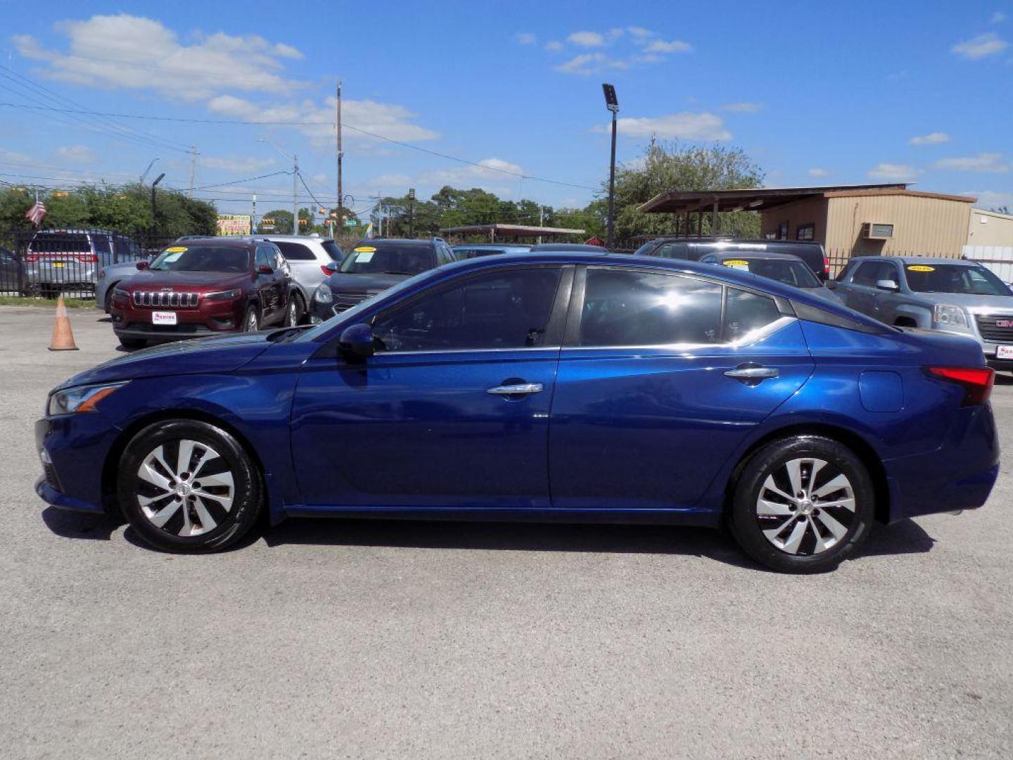 2019 BLUE NISSAN ALTIMA S (1N4BL4BV7KN) with an 2.5L engine, Continuously Variable transmission, located at 830 E. Canino Rd., Houston, TX, 77037, (281) 405-0440, 38.358219, -81.729942 - VENGA A VISITARNOS A CANINO AUTO SALES. ENTRE CAMINANDO Y SALGA MANEJANDO. APROVACION GARANTIZADA CON REQUISITOS MINIMOS! PREGUNTEN POR JESSICA, MAY, O CARRIE PARA SU APROBACION SEGURA. ??830 E CANINO RD HOUSTON TX 77037 ??(281) 405-0440 come visit us today!! walk in/ drive out in minutes! - Photo#2