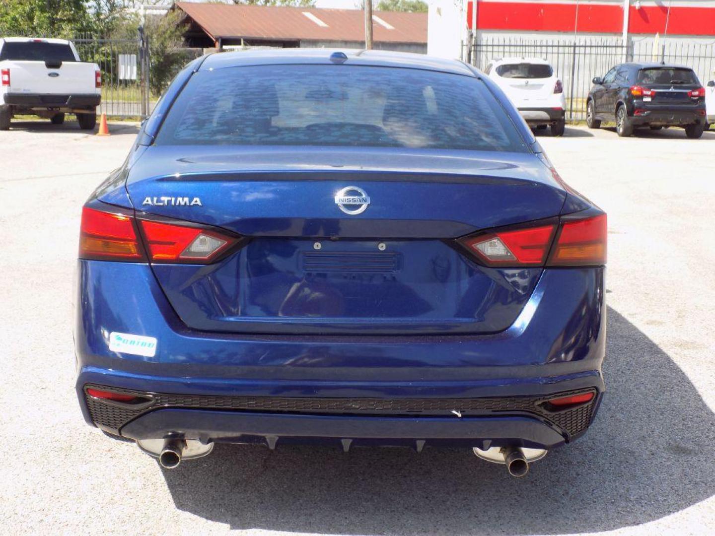 2019 BLUE NISSAN ALTIMA S (1N4BL4BV7KN) with an 2.5L engine, Continuously Variable transmission, located at 830 E. Canino Rd., Houston, TX, 77037, (281) 405-0440, 38.358219, -81.729942 - VENGA A VISITARNOS A CANINO AUTO SALES. ENTRE CAMINANDO Y SALGA MANEJANDO. APROVACION GARANTIZADA CON REQUISITOS MINIMOS! PREGUNTEN POR JESSICA, MAY, O CARRIE PARA SU APROBACION SEGURA. ??830 E CANINO RD HOUSTON TX 77037 ??(281) 405-0440 come visit us today!! walk in/ drive out in minutes! - Photo#4