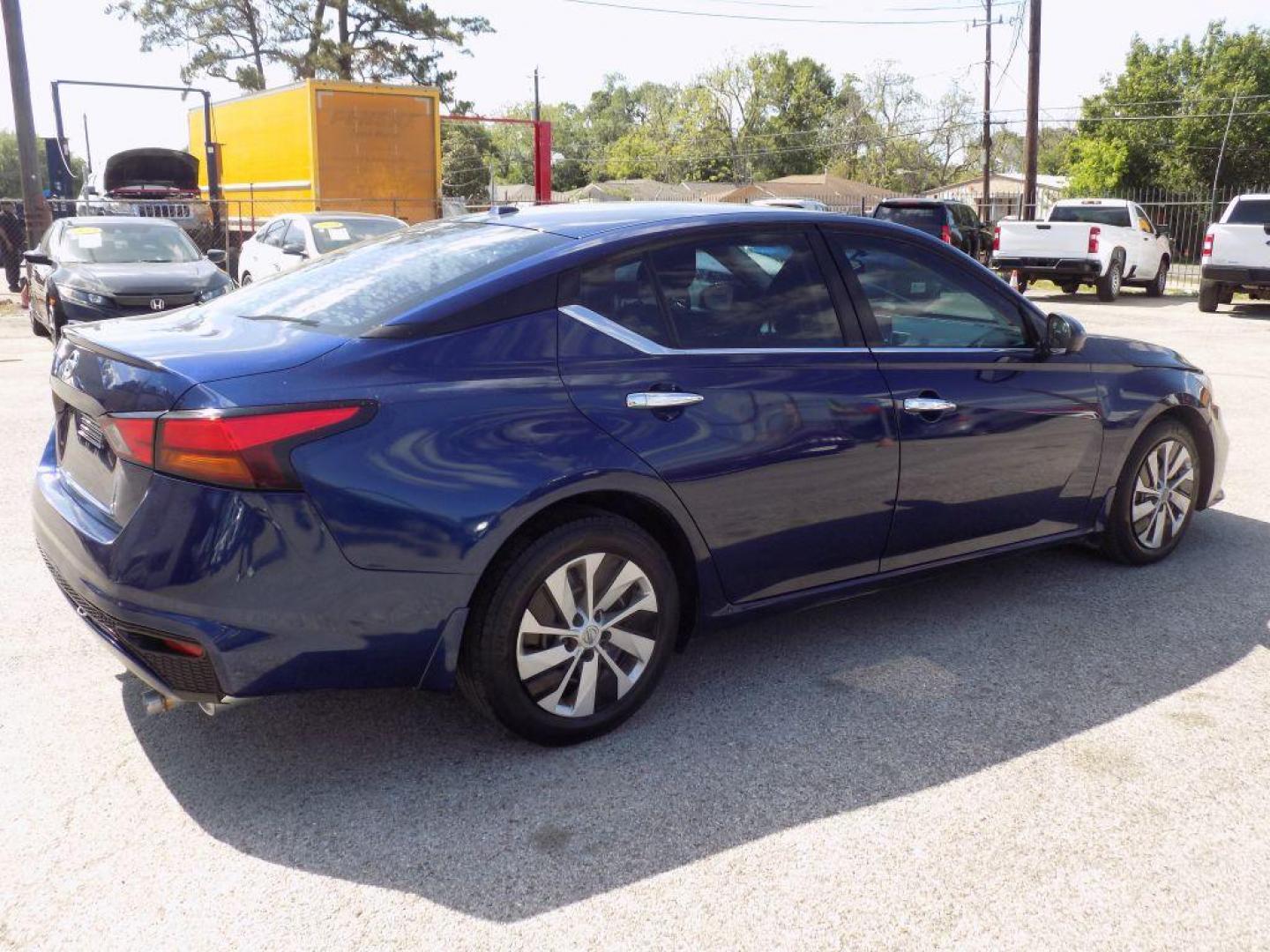 2019 BLUE NISSAN ALTIMA S (1N4BL4BV7KN) with an 2.5L engine, Continuously Variable transmission, located at 830 E. Canino Rd., Houston, TX, 77037, (281) 405-0440, 38.358219, -81.729942 - VENGA A VISITARNOS A CANINO AUTO SALES. ENTRE CAMINANDO Y SALGA MANEJANDO. APROVACION GARANTIZADA CON REQUISITOS MINIMOS! PREGUNTEN POR JESSICA, MAY, O CARRIE PARA SU APROBACION SEGURA. ??830 E CANINO RD HOUSTON TX 77037 ??(281) 405-0440 come visit us today!! walk in/ drive out in minutes! - Photo#5