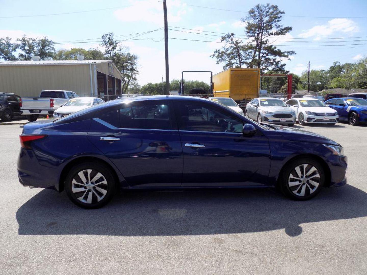 2019 BLUE NISSAN ALTIMA S (1N4BL4BV7KN) with an 2.5L engine, Continuously Variable transmission, located at 830 E. Canino Rd., Houston, TX, 77037, (281) 405-0440, 38.358219, -81.729942 - VENGA A VISITARNOS A CANINO AUTO SALES. ENTRE CAMINANDO Y SALGA MANEJANDO. APROVACION GARANTIZADA CON REQUISITOS MINIMOS! PREGUNTEN POR JESSICA, MAY, O CARRIE PARA SU APROBACION SEGURA. ??830 E CANINO RD HOUSTON TX 77037 ??(281) 405-0440 come visit us today!! walk in/ drive out in minutes! - Photo#6