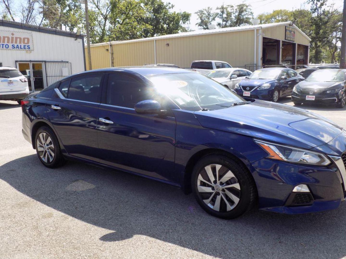 2019 BLUE NISSAN ALTIMA S (1N4BL4BV7KN) with an 2.5L engine, Continuously Variable transmission, located at 830 E. Canino Rd., Houston, TX, 77037, (281) 405-0440, 38.358219, -81.729942 - VENGA A VISITARNOS A CANINO AUTO SALES. ENTRE CAMINANDO Y SALGA MANEJANDO. APROVACION GARANTIZADA CON REQUISITOS MINIMOS! PREGUNTEN POR JESSICA, MAY, O CARRIE PARA SU APROBACION SEGURA. ??830 E CANINO RD HOUSTON TX 77037 ??(281) 405-0440 come visit us today!! walk in/ drive out in minutes! - Photo#7