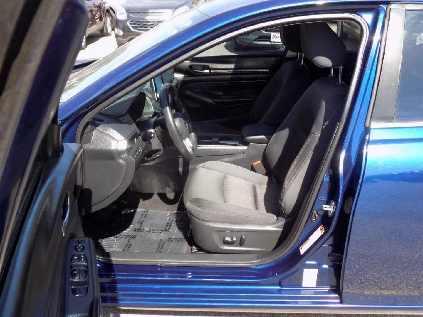 2019 BLUE NISSAN ALTIMA S (1N4BL4BV7KN) with an 2.5L engine, Continuously Variable transmission, located at 830 E. Canino Rd., Houston, TX, 77037, (281) 405-0440, 38.358219, -81.729942 - VENGA A VISITARNOS A CANINO AUTO SALES. ENTRE CAMINANDO Y SALGA MANEJANDO. APROVACION GARANTIZADA CON REQUISITOS MINIMOS! PREGUNTEN POR JESSICA, MAY, O CARRIE PARA SU APROBACION SEGURA. ??830 E CANINO RD HOUSTON TX 77037 ??(281) 405-0440 come visit us today!! walk in/ drive out in minutes! - Photo#8