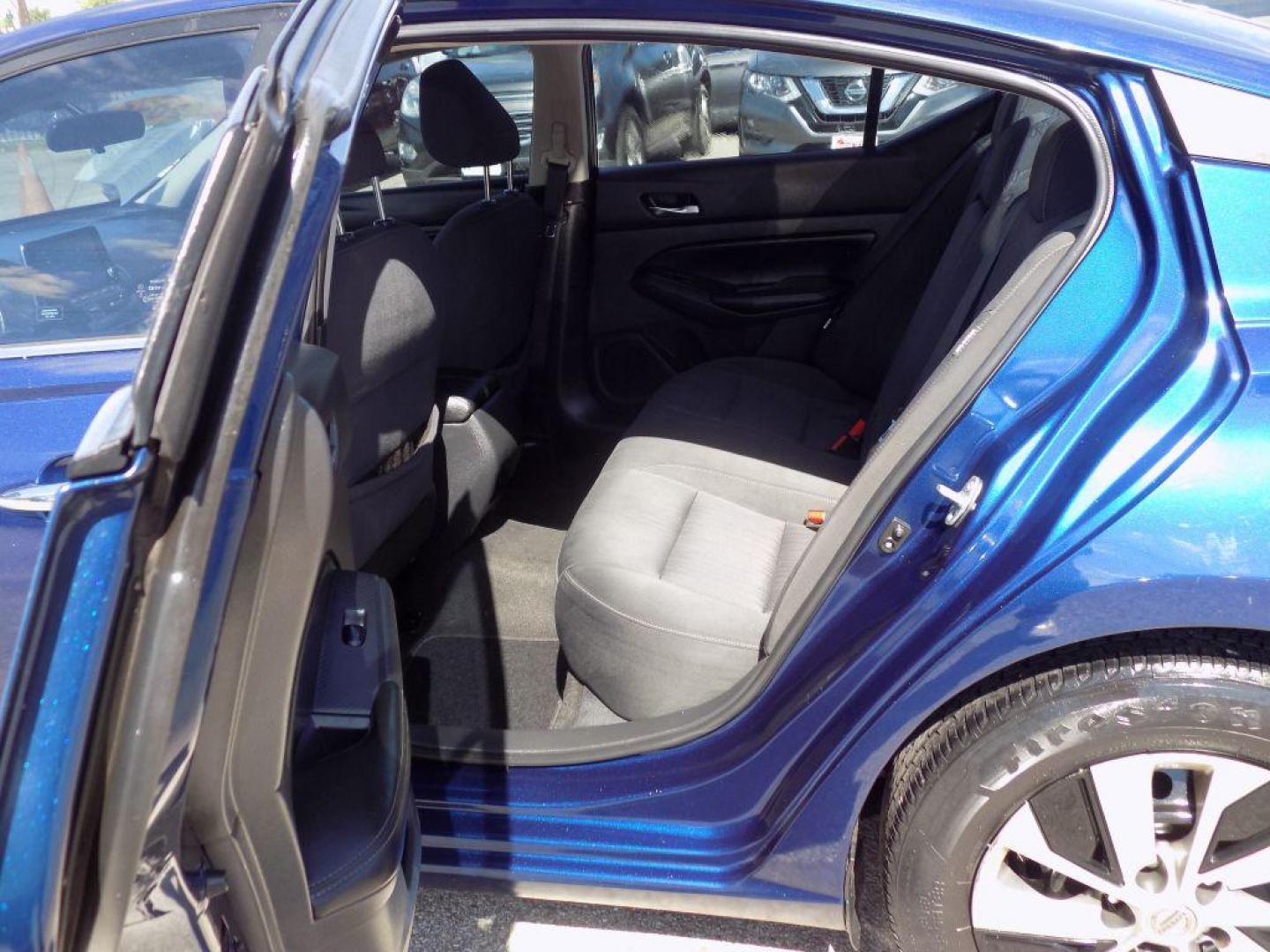 2019 BLUE NISSAN ALTIMA S (1N4BL4BV7KN) with an 2.5L engine, Continuously Variable transmission, located at 830 E. Canino Rd., Houston, TX, 77037, (281) 405-0440, 38.358219, -81.729942 - VENGA A VISITARNOS A CANINO AUTO SALES. ENTRE CAMINANDO Y SALGA MANEJANDO. APROVACION GARANTIZADA CON REQUISITOS MINIMOS! PREGUNTEN POR JESSICA, MAY, O CARRIE PARA SU APROBACION SEGURA. ??830 E CANINO RD HOUSTON TX 77037 ??(281) 405-0440 come visit us today!! walk in/ drive out in minutes! - Photo#9