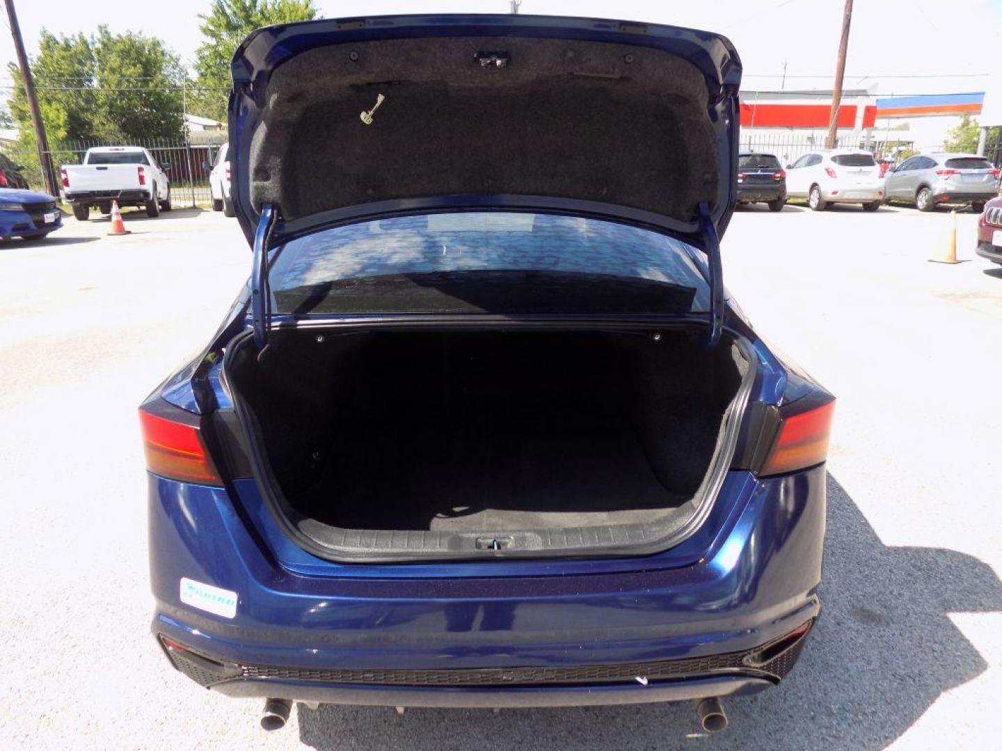 2019 BLUE NISSAN ALTIMA S (1N4BL4BV7KN) with an 2.5L engine, Continuously Variable transmission, located at 830 E. Canino Rd., Houston, TX, 77037, (281) 405-0440, 38.358219, -81.729942 - VENGA A VISITARNOS A CANINO AUTO SALES. ENTRE CAMINANDO Y SALGA MANEJANDO. APROVACION GARANTIZADA CON REQUISITOS MINIMOS! PREGUNTEN POR JESSICA, MAY, O CARRIE PARA SU APROBACION SEGURA. ??830 E CANINO RD HOUSTON TX 77037 ??(281) 405-0440 come visit us today!! walk in/ drive out in minutes! - Photo#12