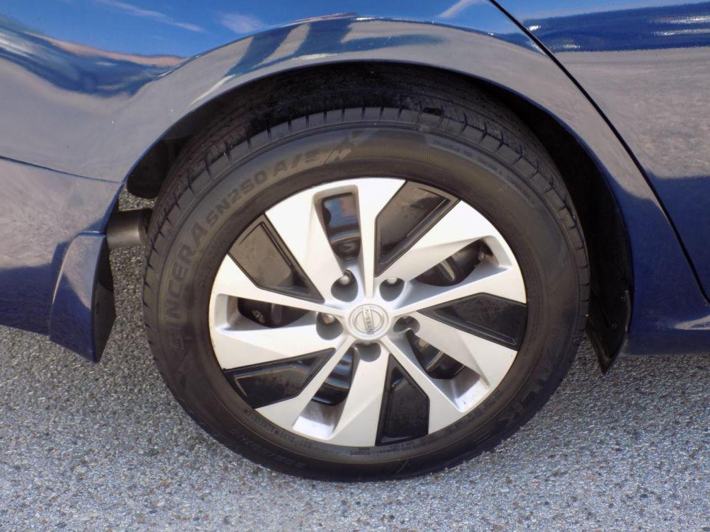 2019 BLUE NISSAN ALTIMA S (1N4BL4BV7KN) with an 2.5L engine, Continuously Variable transmission, located at 830 E. Canino Rd., Houston, TX, 77037, (281) 405-0440, 38.358219, -81.729942 - VENGA A VISITARNOS A CANINO AUTO SALES. ENTRE CAMINANDO Y SALGA MANEJANDO. APROVACION GARANTIZADA CON REQUISITOS MINIMOS! PREGUNTEN POR JESSICA, MAY, O CARRIE PARA SU APROBACION SEGURA. ??830 E CANINO RD HOUSTON TX 77037 ??(281) 405-0440 come visit us today!! walk in/ drive out in minutes! - Photo#17