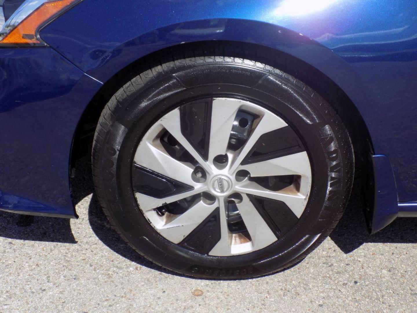 2019 BLUE NISSAN ALTIMA S (1N4BL4BV7KN) with an 2.5L engine, Continuously Variable transmission, located at 830 E. Canino Rd., Houston, TX, 77037, (281) 405-0440, 38.358219, -81.729942 - VENGA A VISITARNOS A CANINO AUTO SALES. ENTRE CAMINANDO Y SALGA MANEJANDO. APROVACION GARANTIZADA CON REQUISITOS MINIMOS! PREGUNTEN POR JESSICA, MAY, O CARRIE PARA SU APROBACION SEGURA. ??830 E CANINO RD HOUSTON TX 77037 ??(281) 405-0440 come visit us today!! walk in/ drive out in minutes! - Photo#19