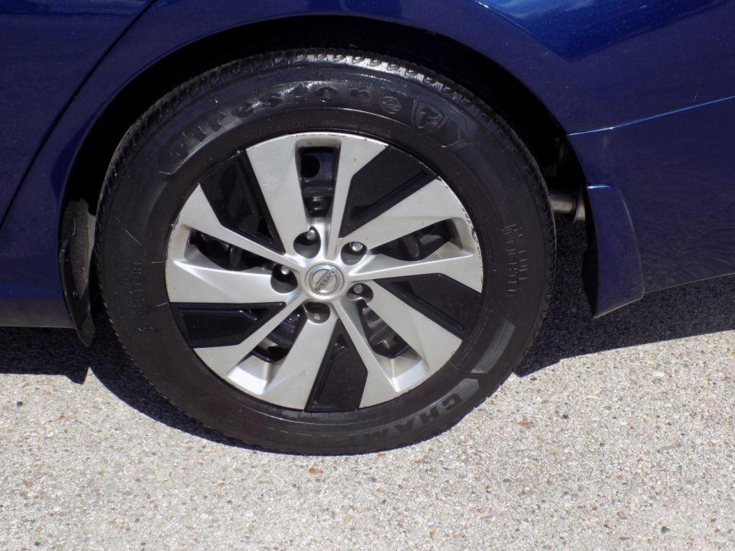 2019 BLUE NISSAN ALTIMA S (1N4BL4BV7KN) with an 2.5L engine, Continuously Variable transmission, located at 830 E. Canino Rd., Houston, TX, 77037, (281) 405-0440, 38.358219, -81.729942 - VENGA A VISITARNOS A CANINO AUTO SALES. ENTRE CAMINANDO Y SALGA MANEJANDO. APROVACION GARANTIZADA CON REQUISITOS MINIMOS! PREGUNTEN POR JESSICA, MAY, O CARRIE PARA SU APROBACION SEGURA. ??830 E CANINO RD HOUSTON TX 77037 ??(281) 405-0440 come visit us today!! walk in/ drive out in minutes! - Photo#20