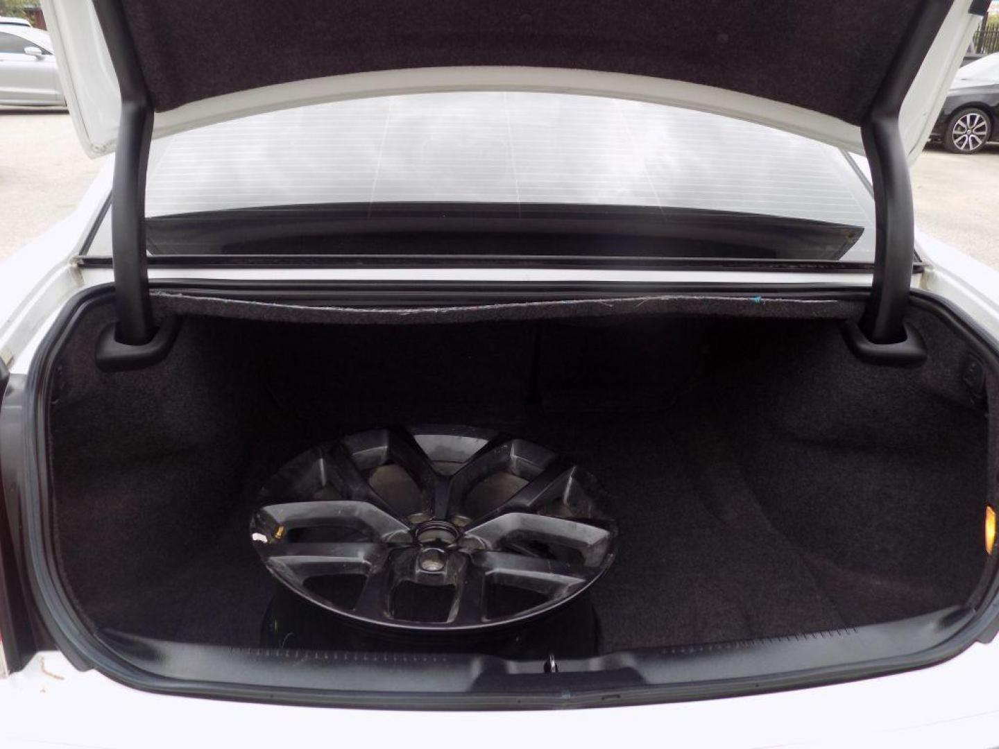 2018 WHITE CHRYSLER 300 TOURING (2C3CCAAG3JH) with an 3.6L engine, Automatic transmission, located at 830 E. Canino Rd., Houston, TX, 77037, (281) 405-0440, 38.358219, -81.729942 - Photo#9