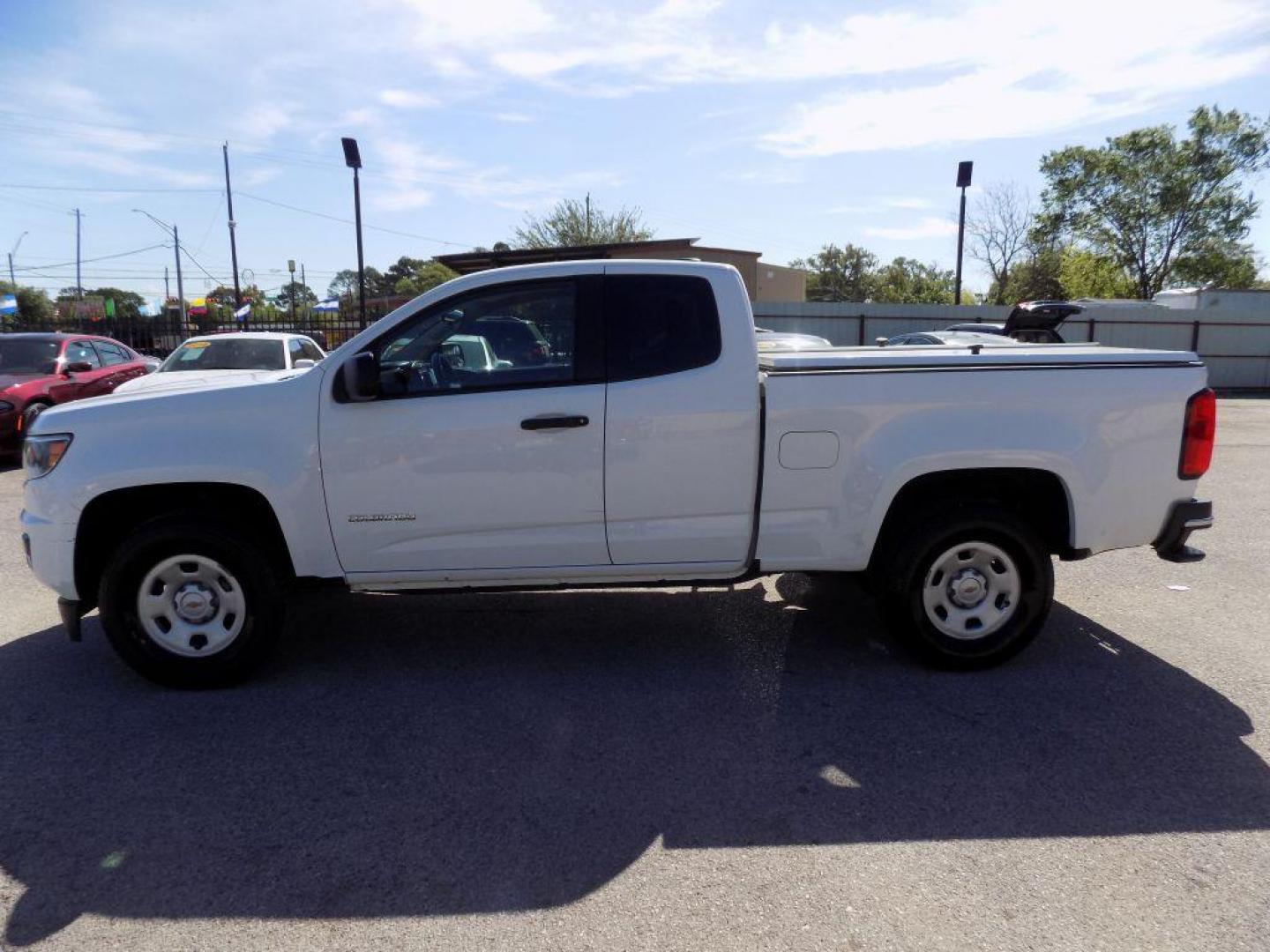 2019 WHITE CHEVROLET COLORADO (1GCHSBEA4K1) with an 2.5L engine, Automatic transmission, located at 830 E. Canino Rd., Houston, TX, 77037, (281) 405-0440, 38.358219, -81.729942 - PRE APPROVACION FACIL, RAPIDA.... PROCESSO RAPIDO LLAMA O VISITANOS HOY MISMO ESTAMOS LOCALIZADOS EN EL 830 E. CANINO RD (ESQUINA CON AIRLINE) HOUSTON, TEXAS 777037 SU TRABAJO ES SU CREDITO!! LLAME YA AL (281) 405-0440 LE ESPERAMOS! VENGA A VISITARNOS A CANINO AUTO SALES. ENTRE CAMINANDO - Photo#5
